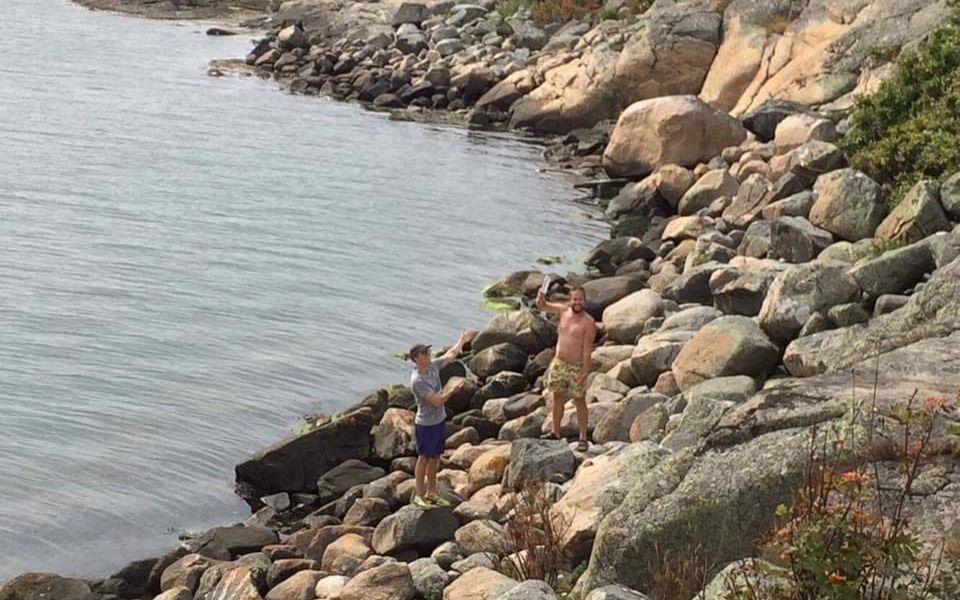 Flaskposten hittades vid några stenar i vattnet kring Särö. Bild: Läsarbild
