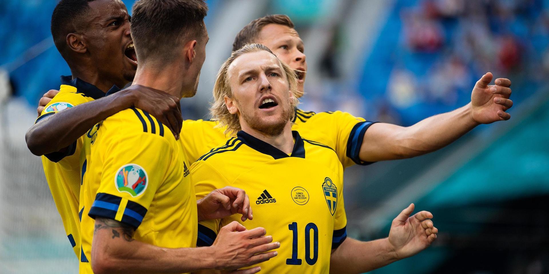 Alexander Isak, Mikael Lustig, Emil Forsberg och Sebastian Larsson firar Sveriges segermål mot Slovakien. 