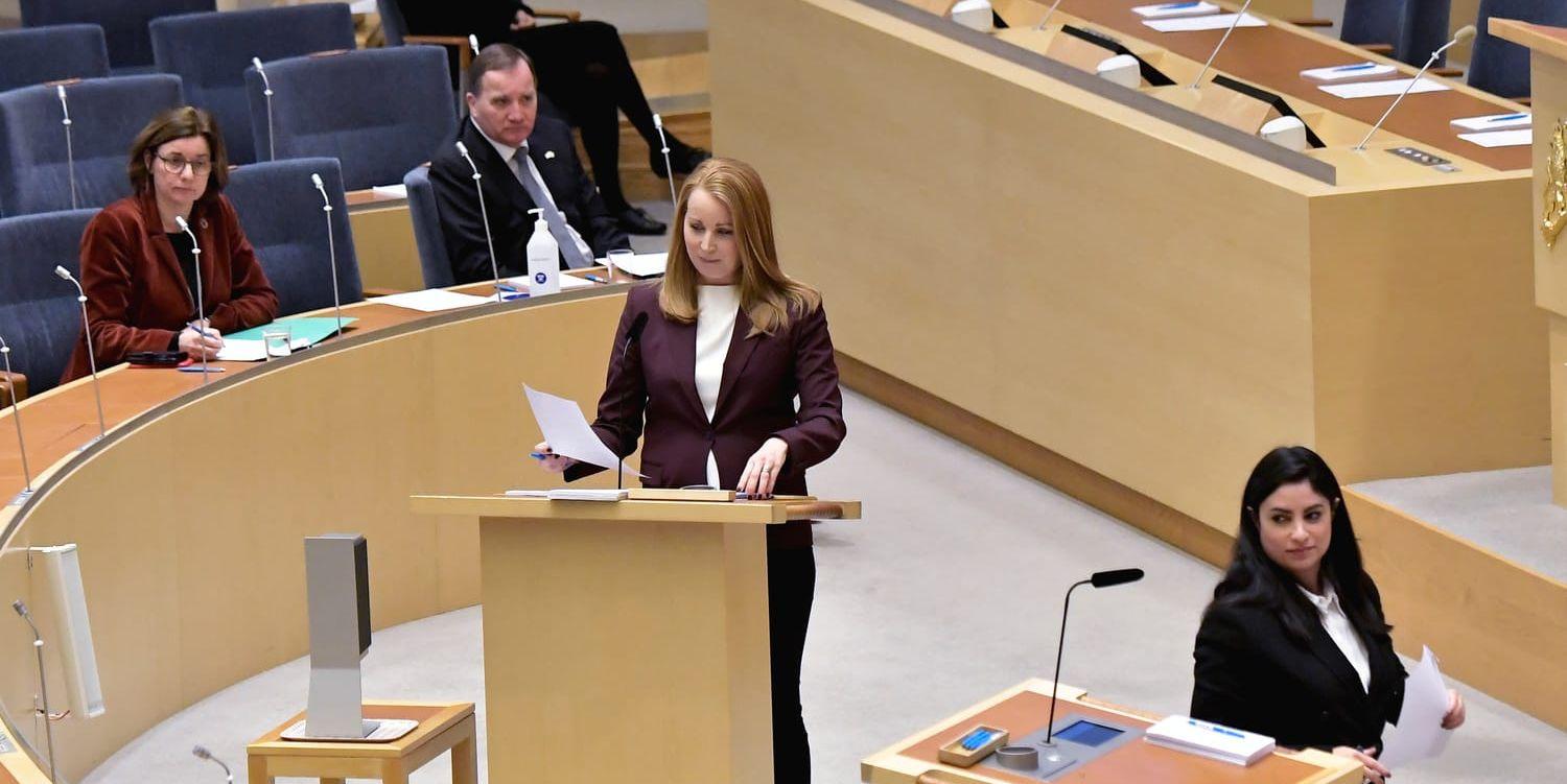 Centerpartiets partiledare Annie Lööf (C) och Vänsterpartiets partiledare Nooshi Dadgostar (V) under onsdagens partiledardebatt i riksdagen.
