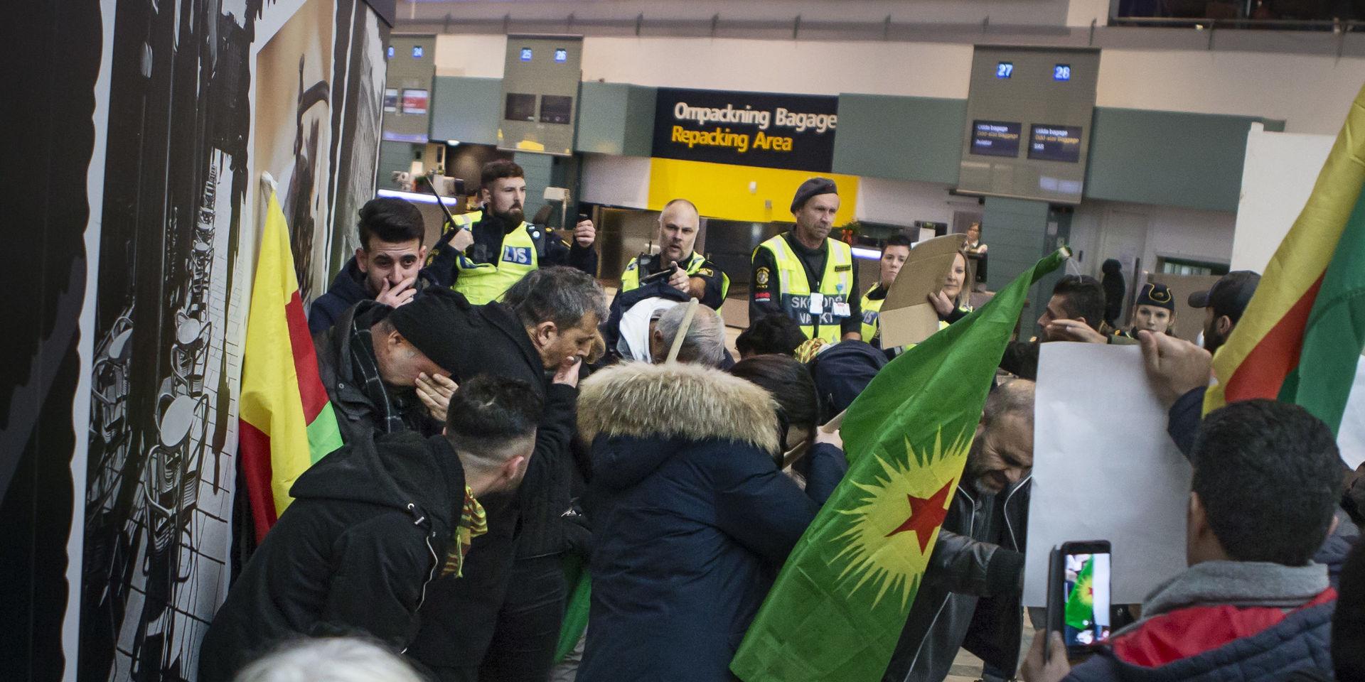 Demonstranter rör sig tillbaka efter att polisen använt pepparsprej på Landvetter flygplats.
