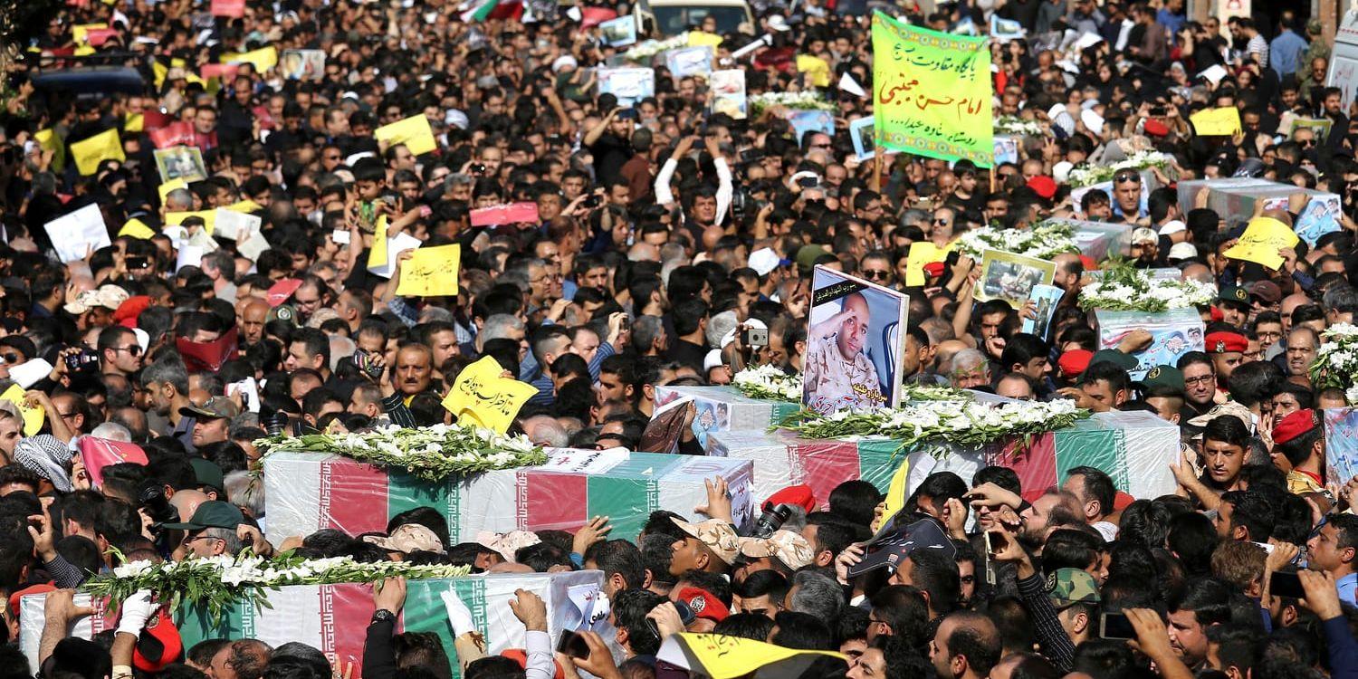Tusentals människor sörjde på gatorna i Ahvaz under massbegravningen av människorna som dödades i det blodiga attentatet.