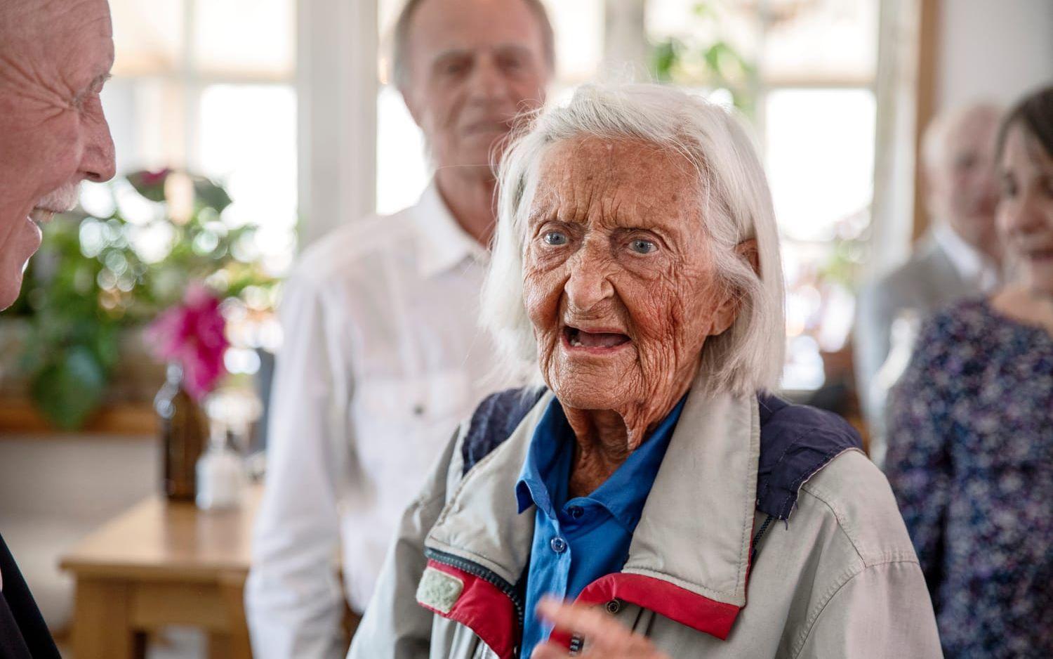 Kerstin Ehrenberg möts av vänner och familj när hon firar 100 år på Hönö. 