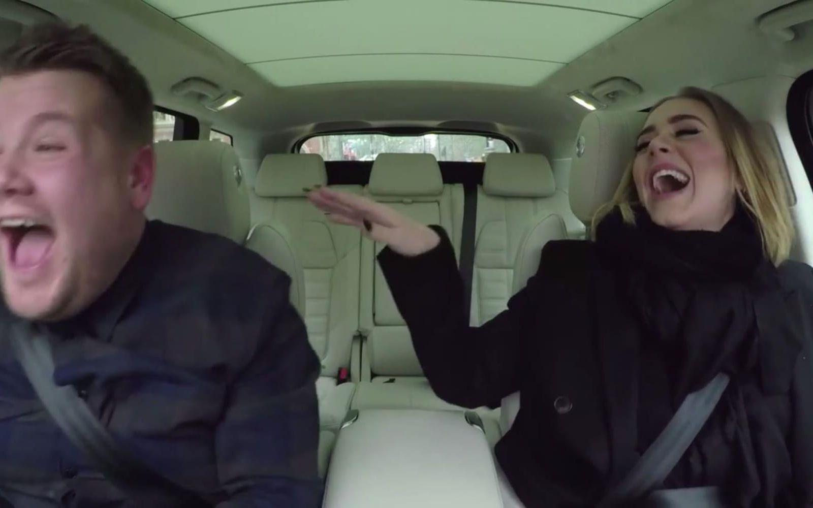 Adele och James Corden sjunger i bilen. Foto: Stella Pictures/Youtube