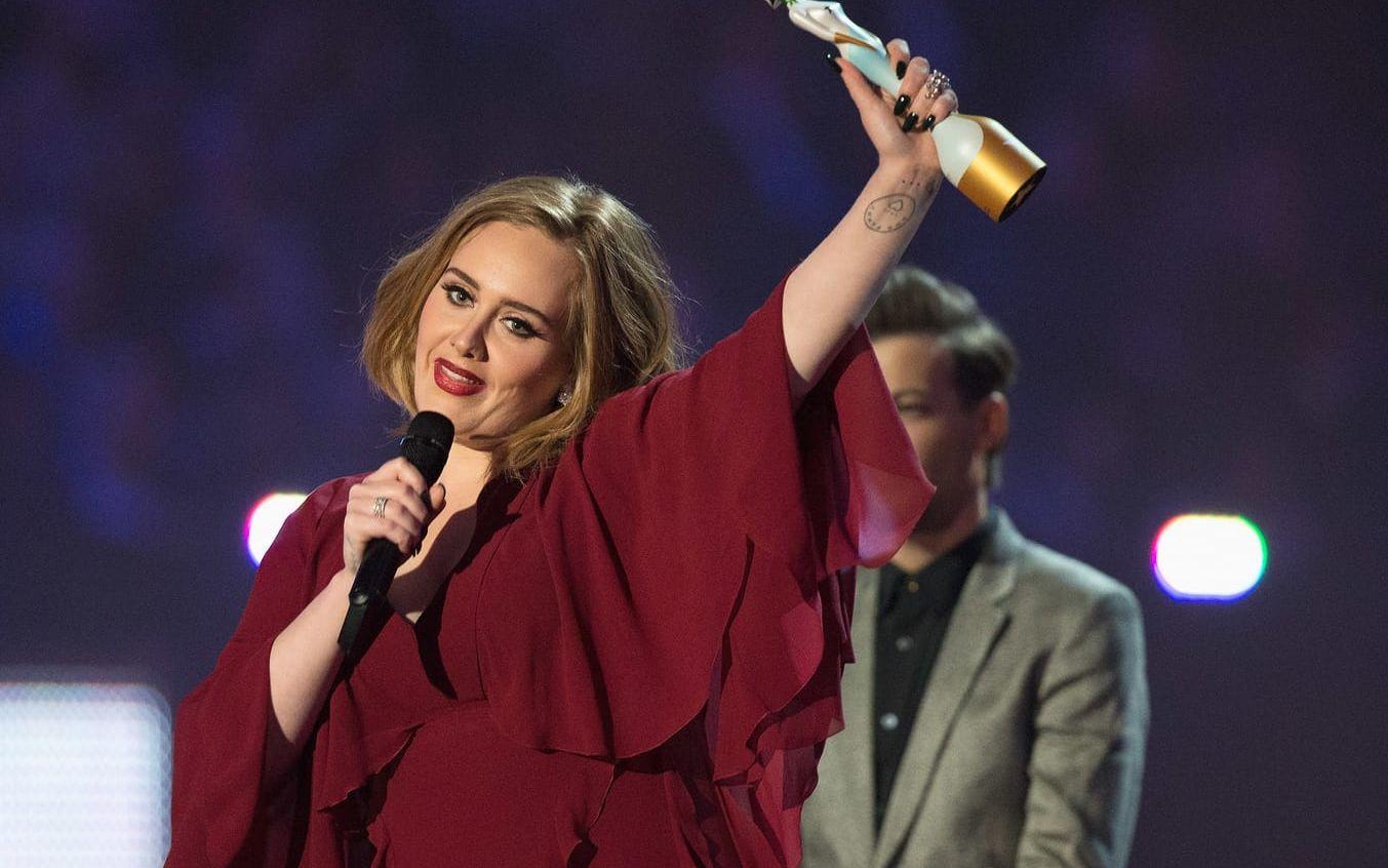 Adele stöttar Kesha under tacktalet på Brit awards. Foto: Stella Pictures