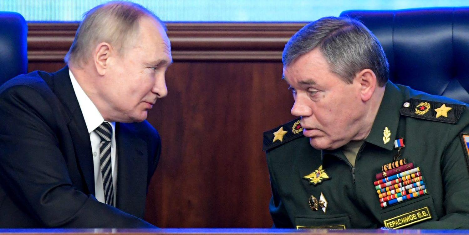 Rysslands generalstabschef Valerij Gerasimov (höger) var måltavla för mycket av Wagner-ledaren Prigozjins kritik. I december utsåg president Putin Gerasimov till högsta befälhavare för invasionsstyrkorna i Ukraina. Arkivbild.