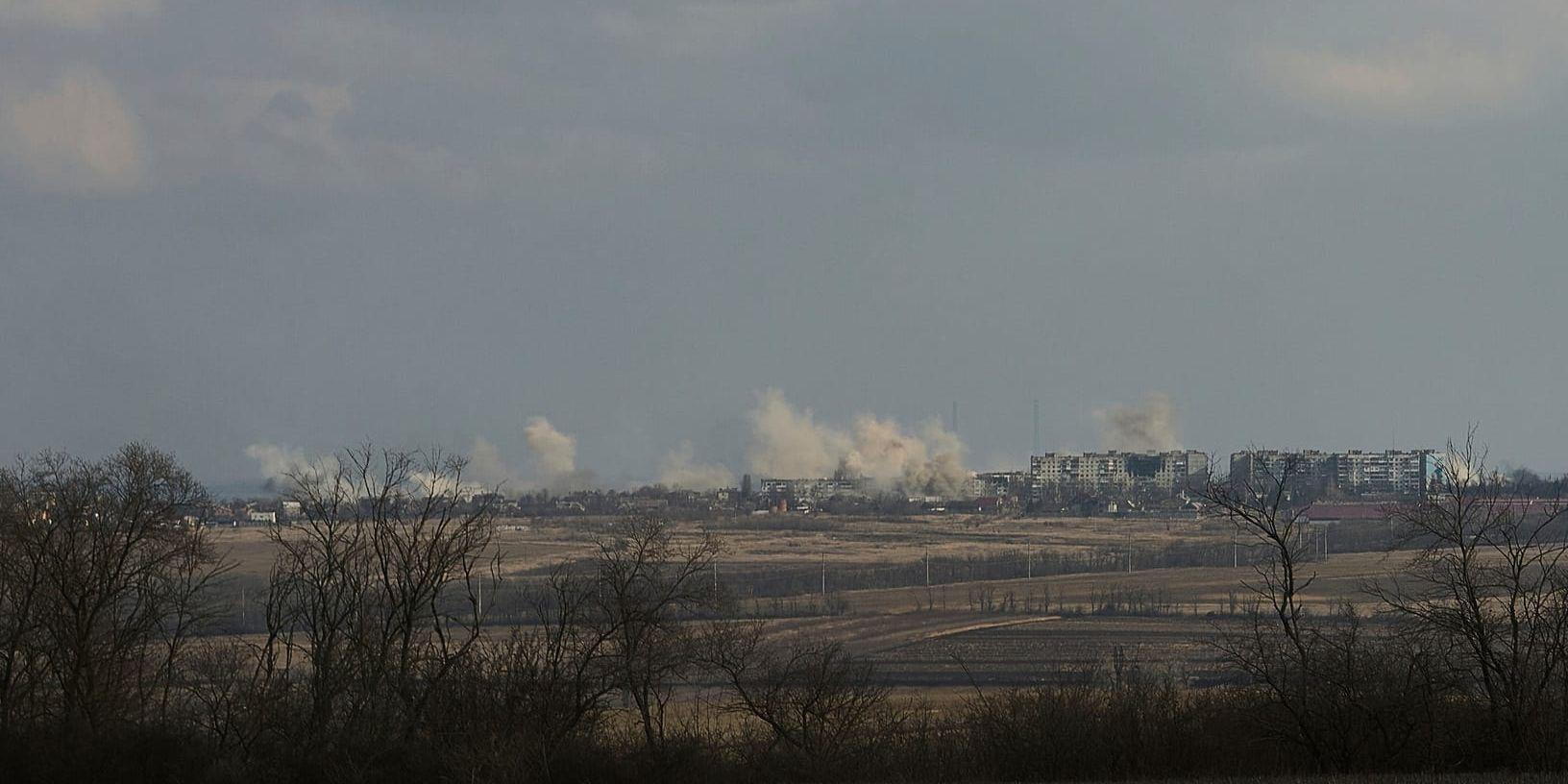 Rök stiger från stora delar av ukrainska Bachmut, sett från avstånd den 5 mars.