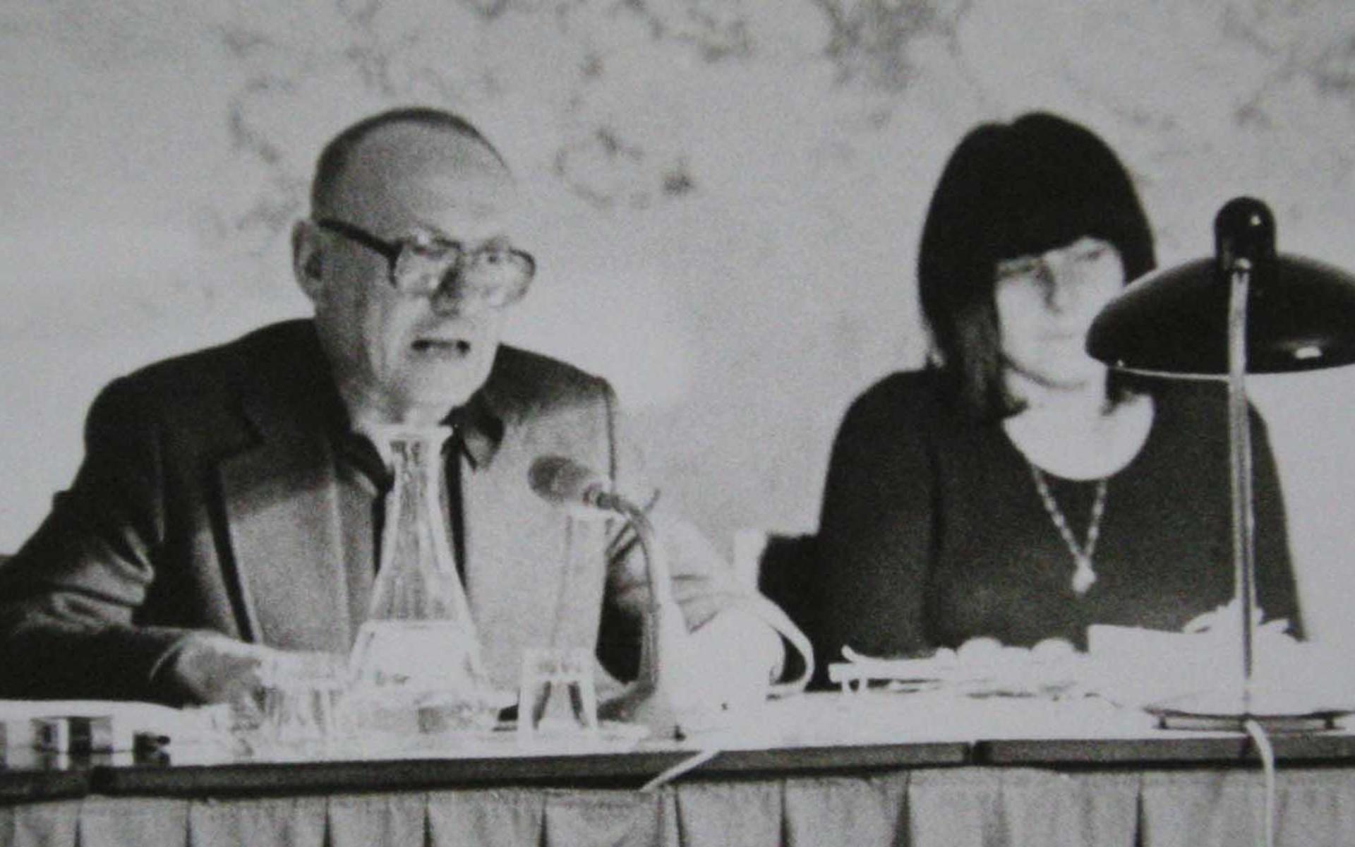 Friederike Mayröcker och hennes livskamrat poeten Ernst Jandl, vid en uppläsning i Wien 1974. 