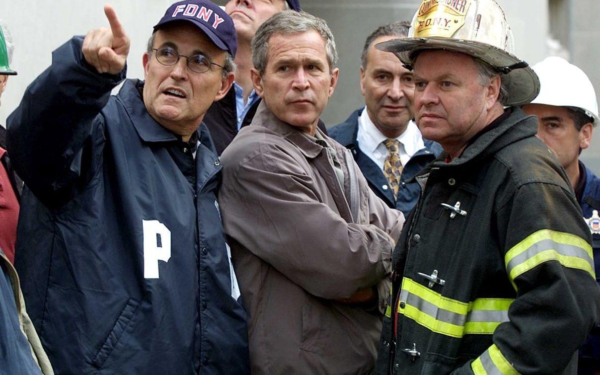 Han sågs som en hjälte efter 11-september-attackerna. Här tillsammans med dåvarande presidenten George Bush och brandchefen Thomas Van Esssen vid ruinerna av World Trade Center den 14 september 2001.
