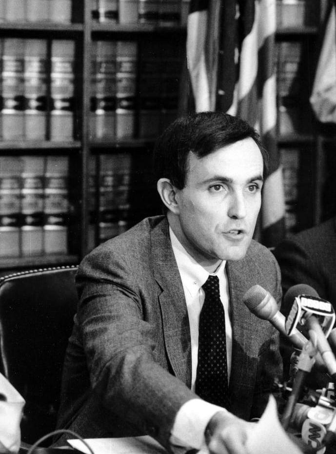 Rudy Giuliani som åklagare vid en presskonferens i New York i december 1984.