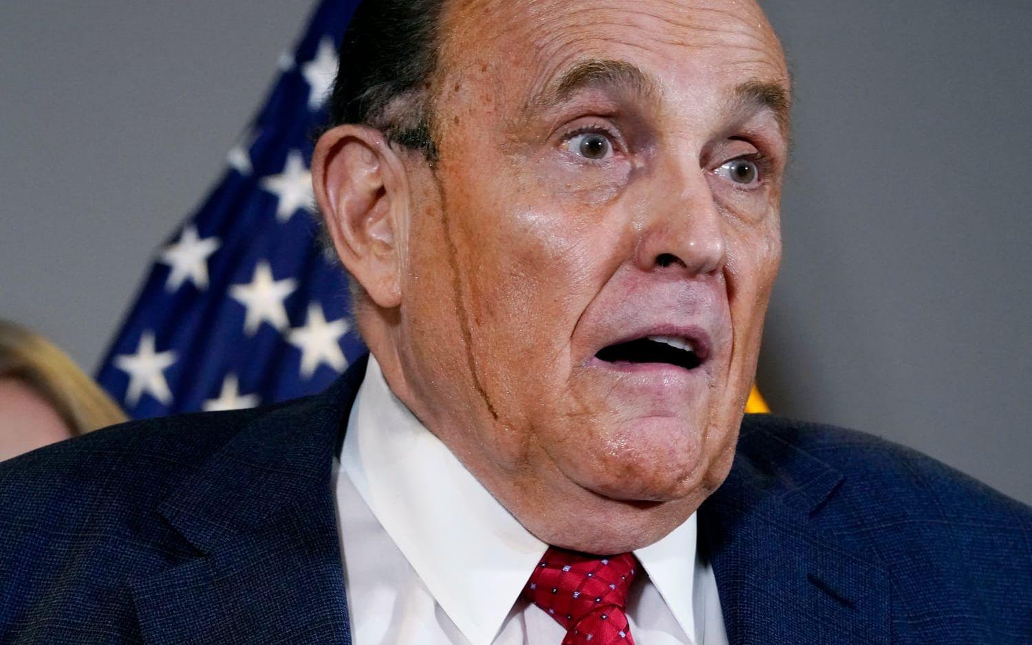 Rudy Giuliani med svart färg rinnande över ansiktet vid en presskonferens i november 2020.