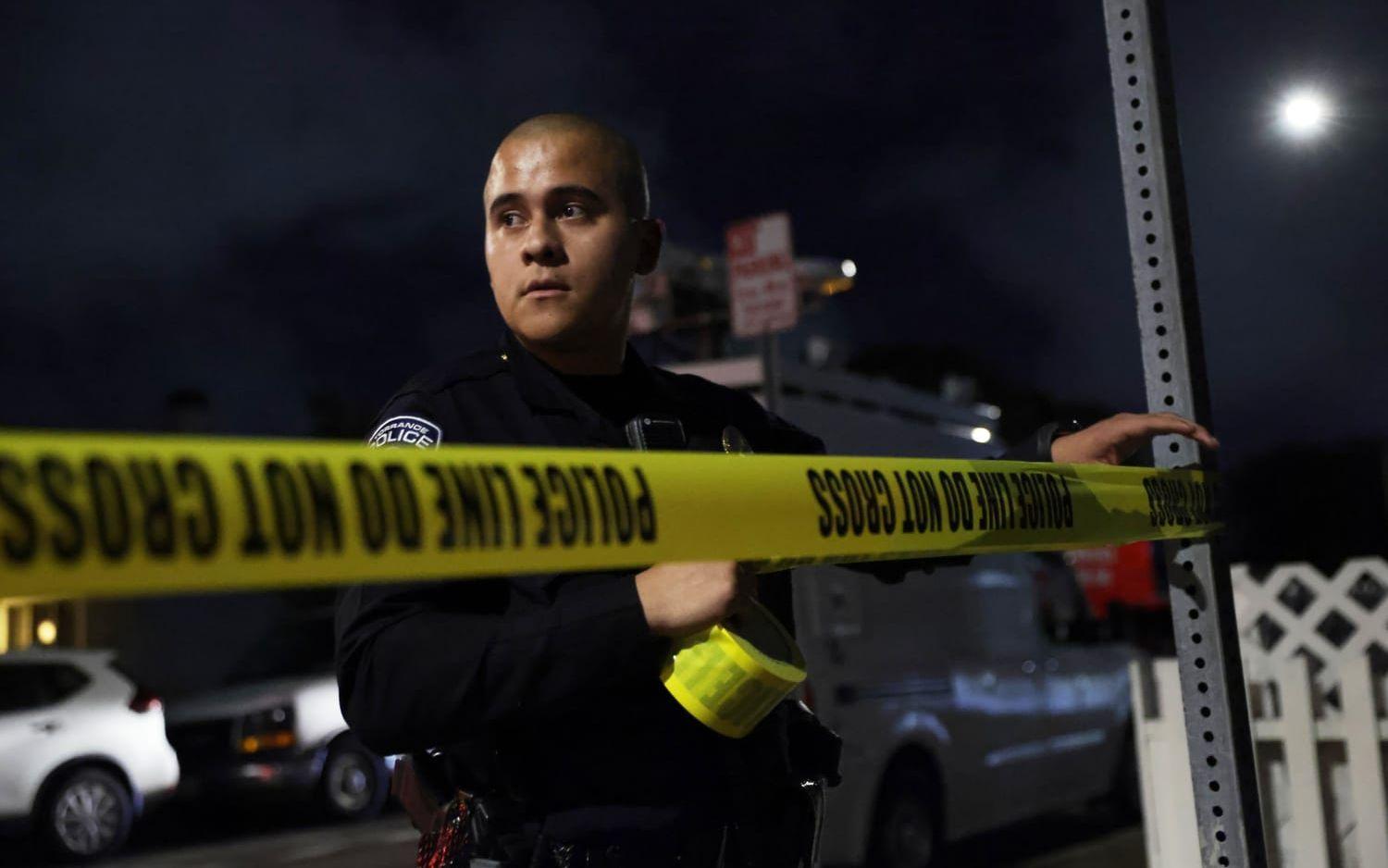 En polisman spärrar av området nära en bostad kopplad till Cole Tomas Allen, den misstänkta skytten till attentatsförsöket vid korrespondentmiddagen i Washington under lördagen.