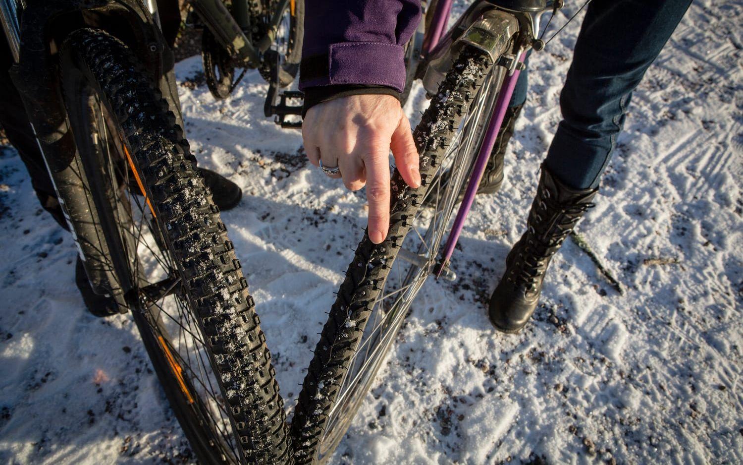 Biter bra. Vintercyklisterna har sponsrats med dubbdäck och rapporterar in om väghållningen på cykelbanorna i sina hemkommuner.