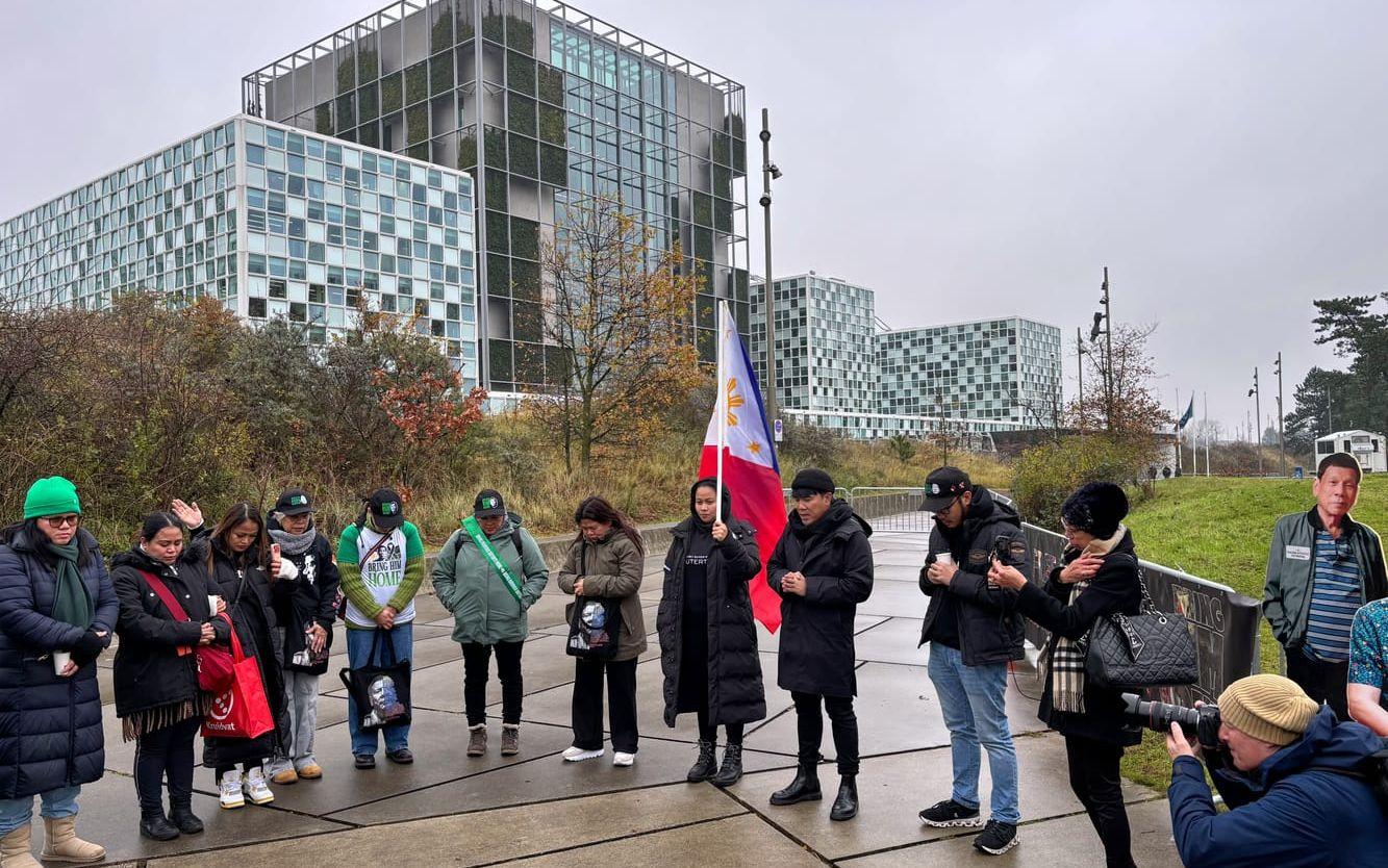 Anhängare till Duterte utanför ICC i nederländska Haag i november. 