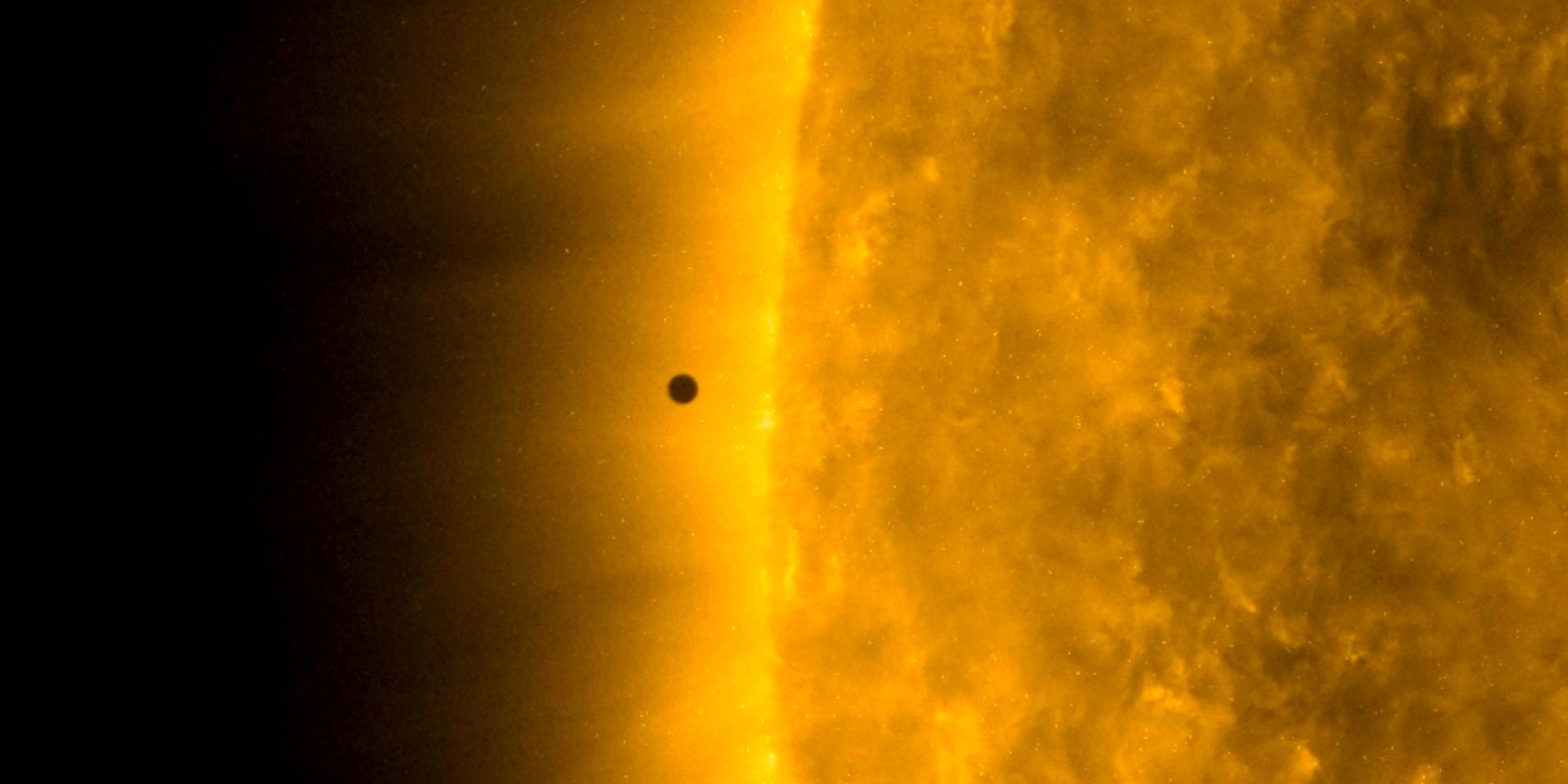 Den nya planeten har vissa likheter med Merkurius, som på den här bilden syns som den svarta cirkeln nära solen.