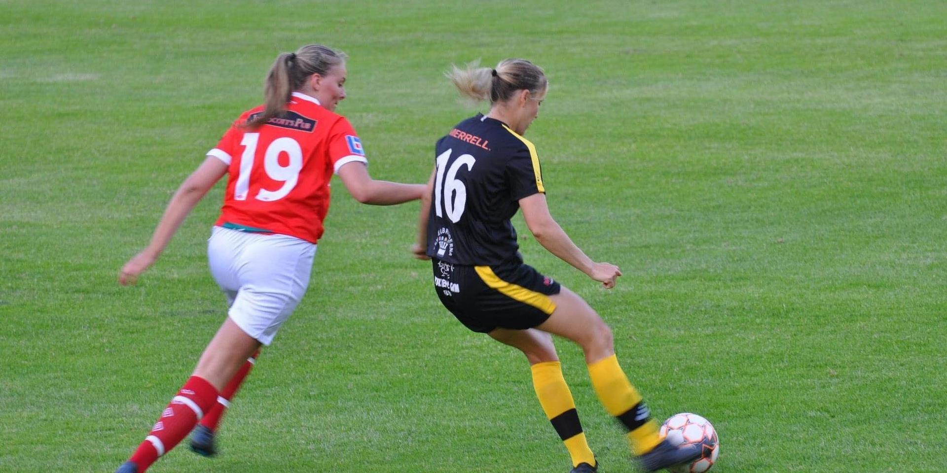 Johanna Stenberg (i svart och gult) under en match med sitt Tollereds IF.
