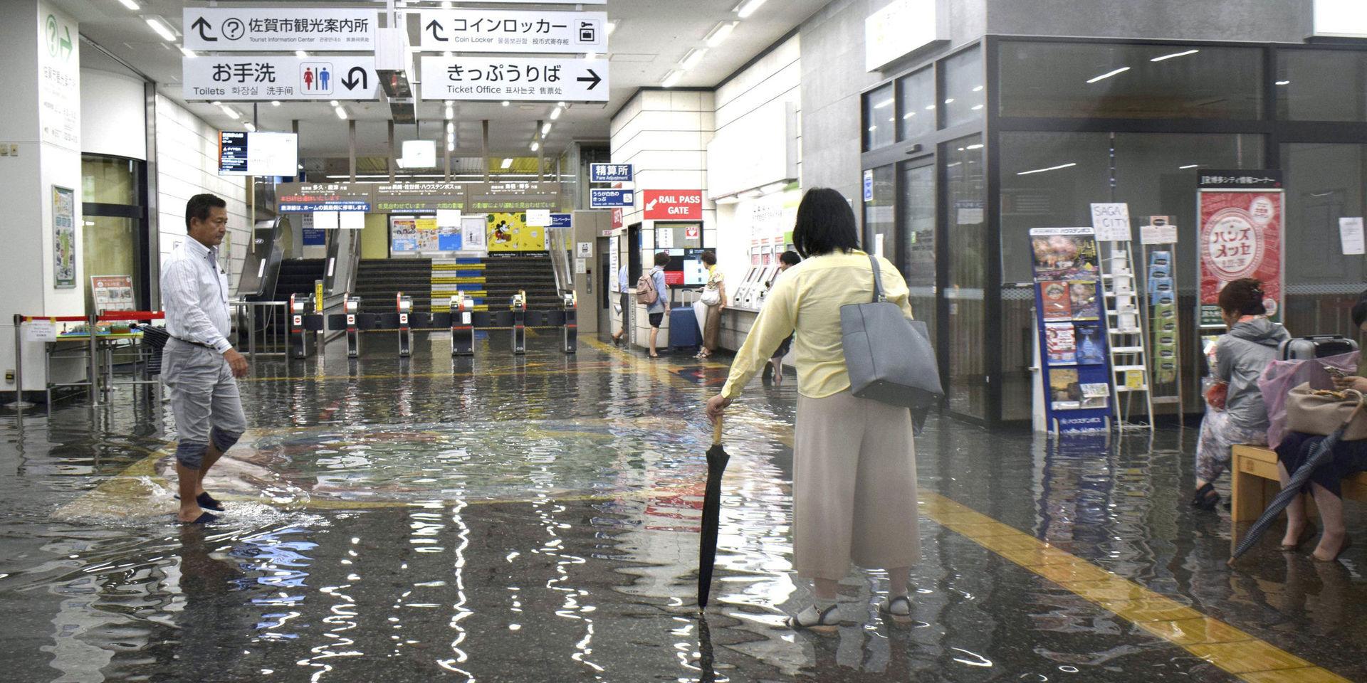 En översvämmad tågstation i Saga i sydvästra Japan. 