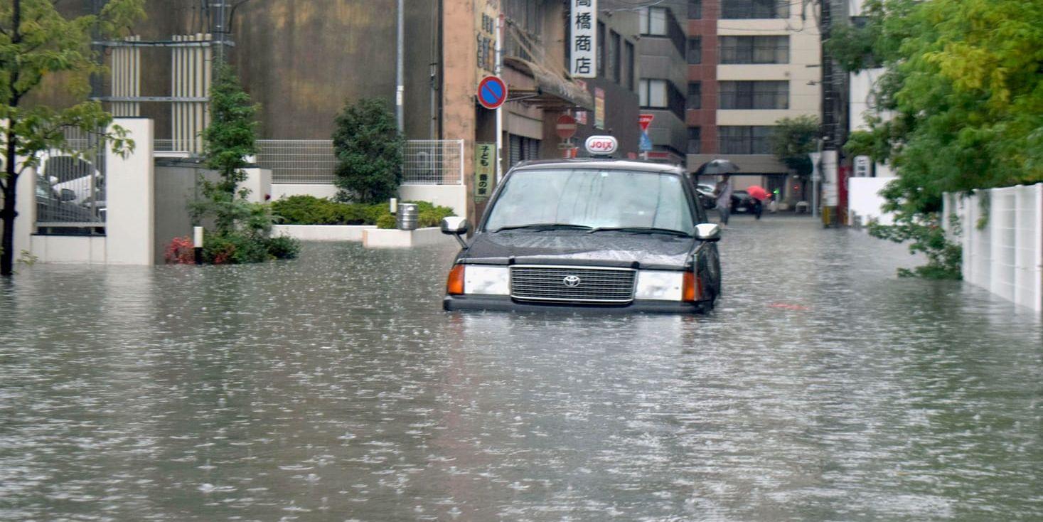 En översvämmad gata i Saga i sydvästra Japan. 