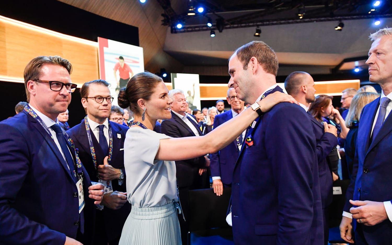 Kronprinsessan Victoria och Richard Brisius, VD för OS i Stockholm Åre 2026, efter beskedet att kandidaturen förlorade omröstningen 2019. Arkivbild.