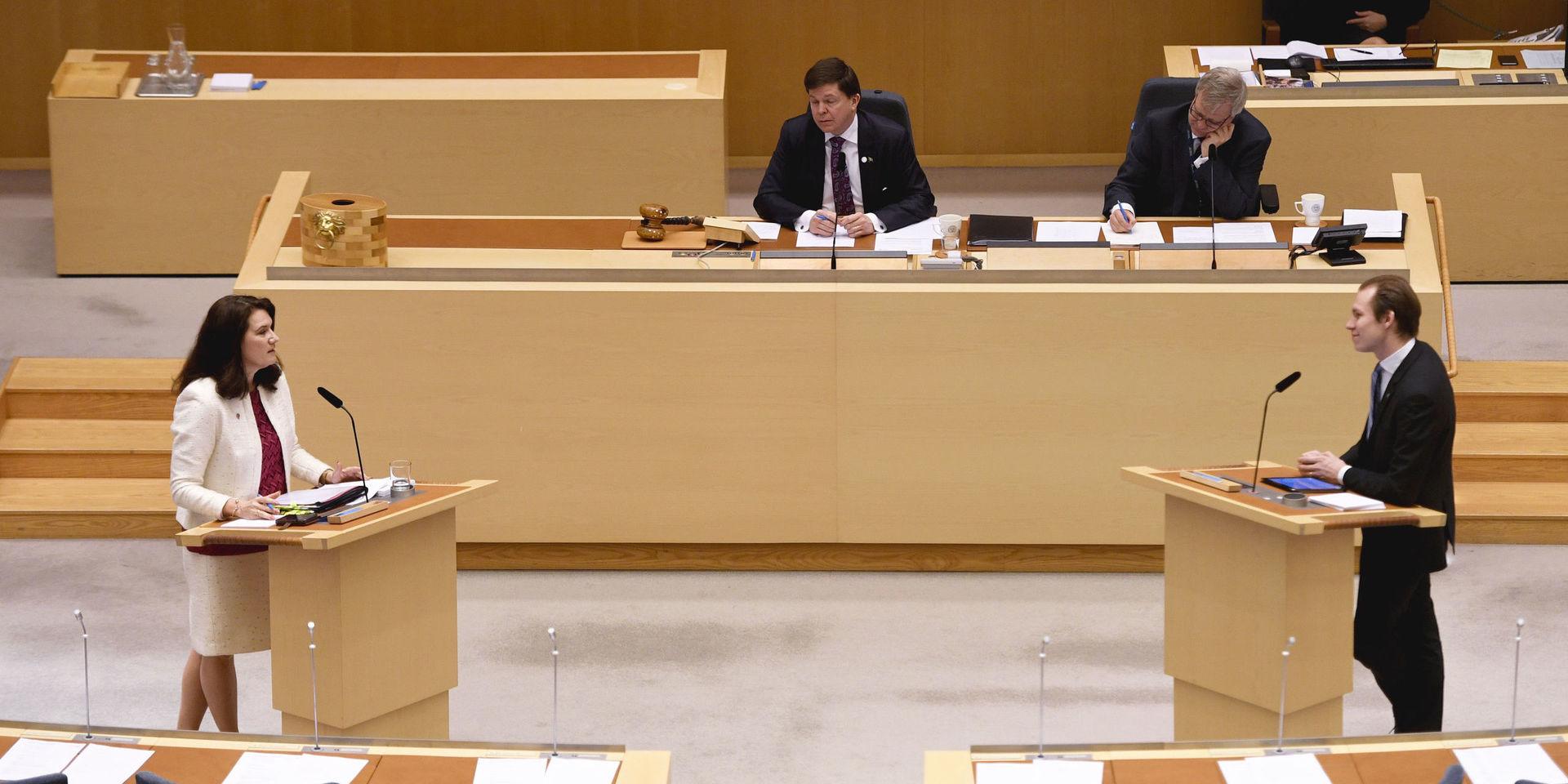 Utrikesminister Ann Linde (S) och Markus Wiechel (SD) debatterar under den utrikespolitiska debatten i riksdagen i Stockholm.