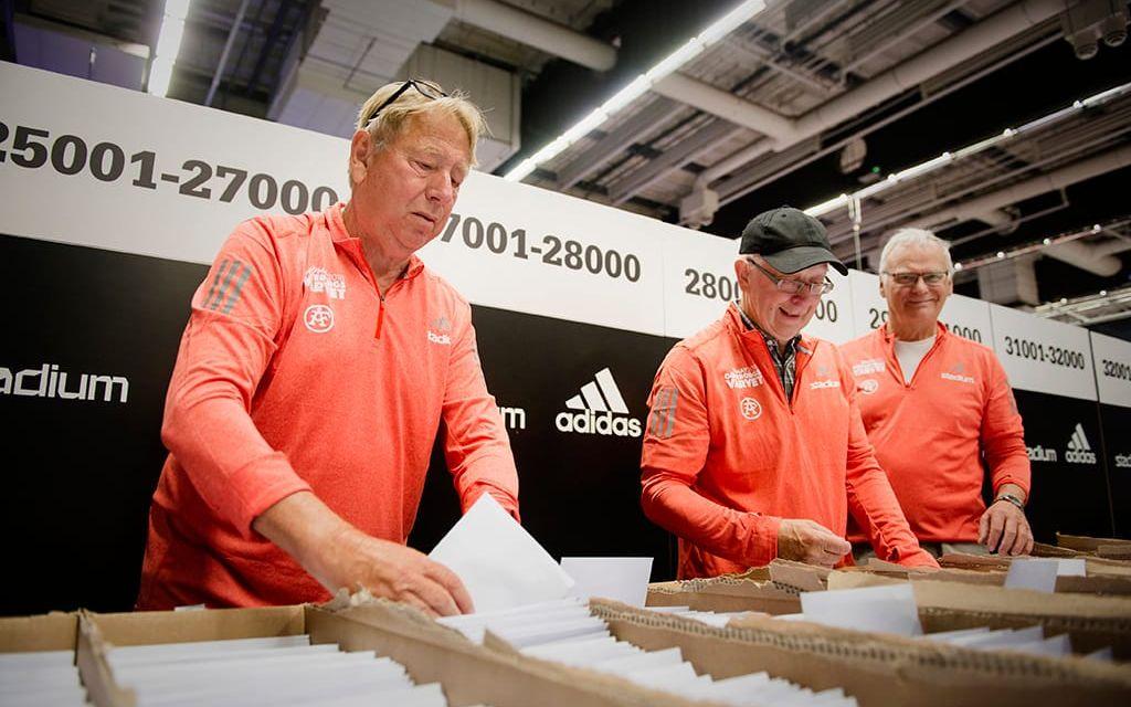 Funktionärerna Olle Engman, Jorma Kallasvaara och Christer Nilsson sorterar nummerlapparna. Bild: Jonas Lindstedt.
