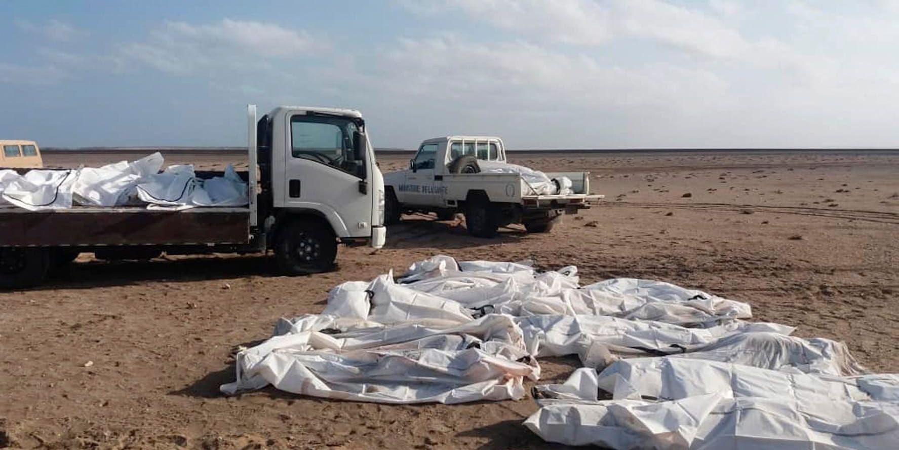 Kroppar samlas på stranden nära platsen där två migrantbåtar kantrade utanför Djiboutis kust i tisdags.