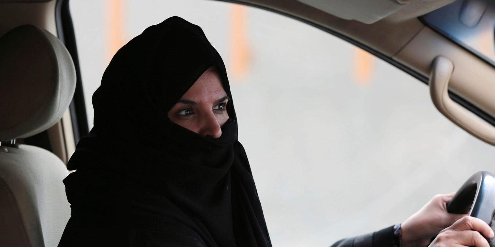 Såväl aktivister som världsledare gläds över Saudiarabiens beslut att tillåta kvinnor att köra bil.