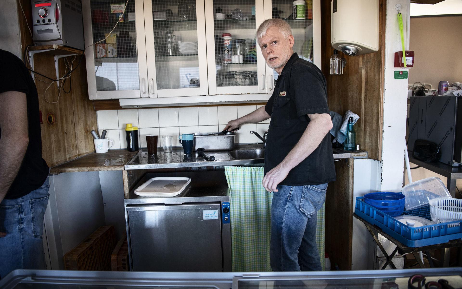 Göran Johansson som driver kaféet är uppgiven efter beskedet från tjänstemännen på kretslopp och vatten i förra veckan.