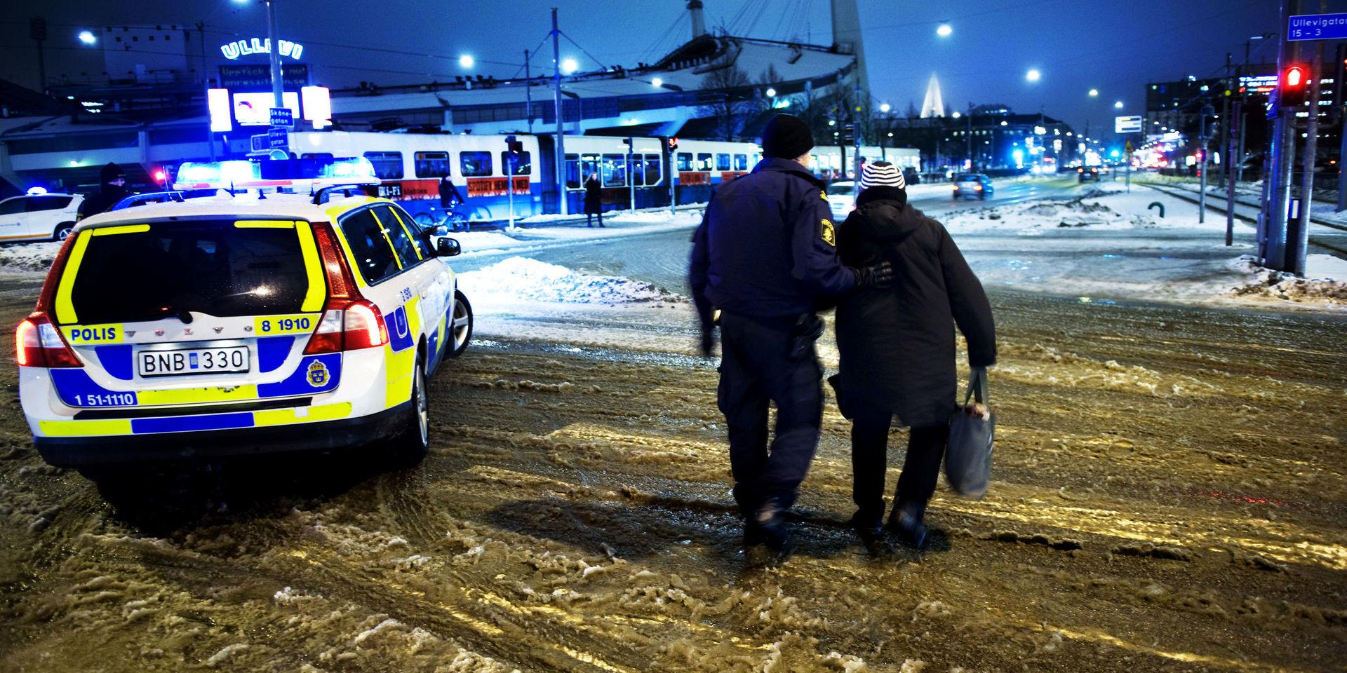 Arkivbild: Ishalka i Göteborg tidigare år. Polisen hjälper en dam över gatan vid Nya Ullevi.
