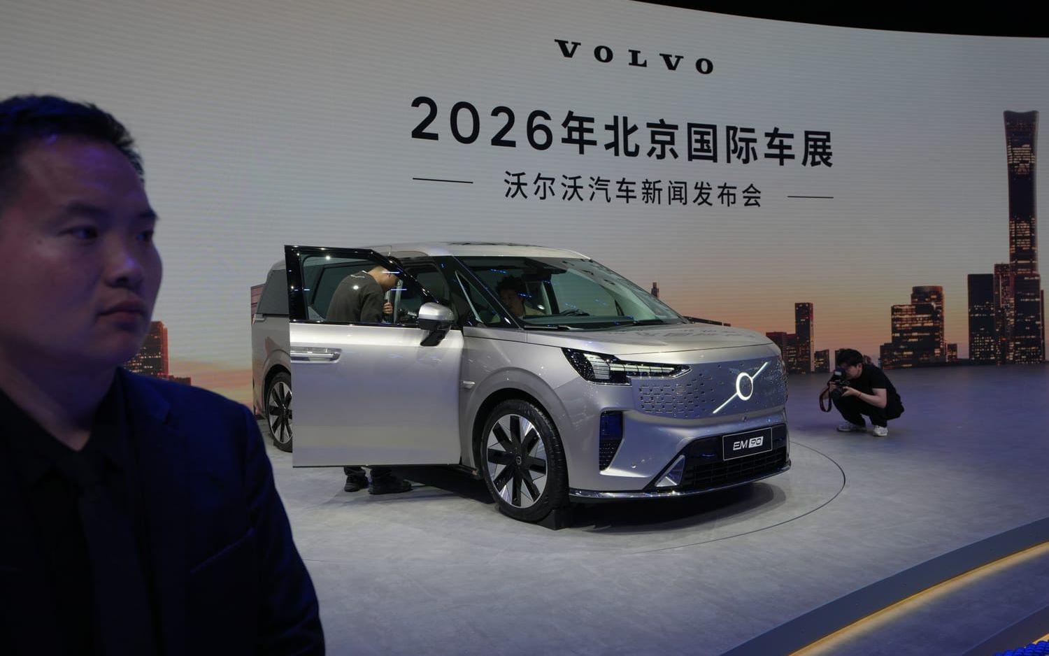 Volvo visar upp en av sina modeller i samband med bilmässan i Peking, Kina, tidigare i veckan.  