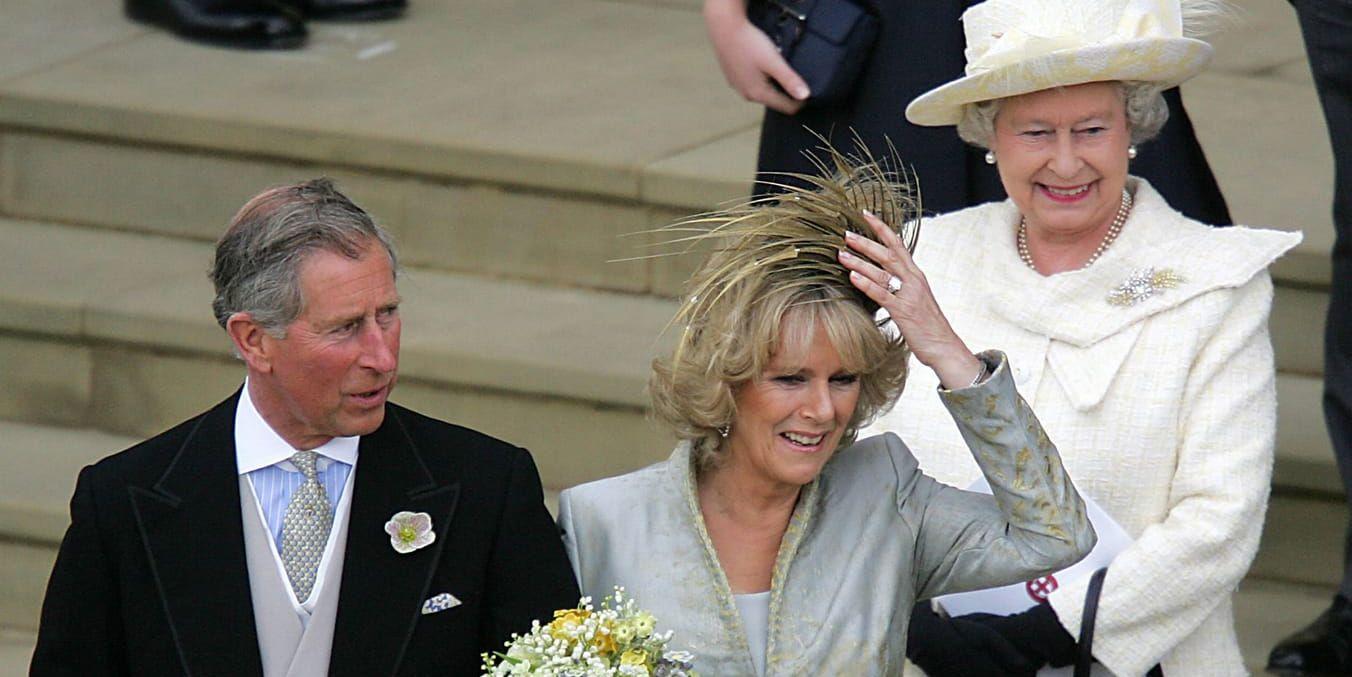 Kung Charles III, då kronprins, och Camilla som precis gift sig 2005. Drottning Elizabeth II ler i bakgrunden, men giftermålet var ingen självklarhet från början.