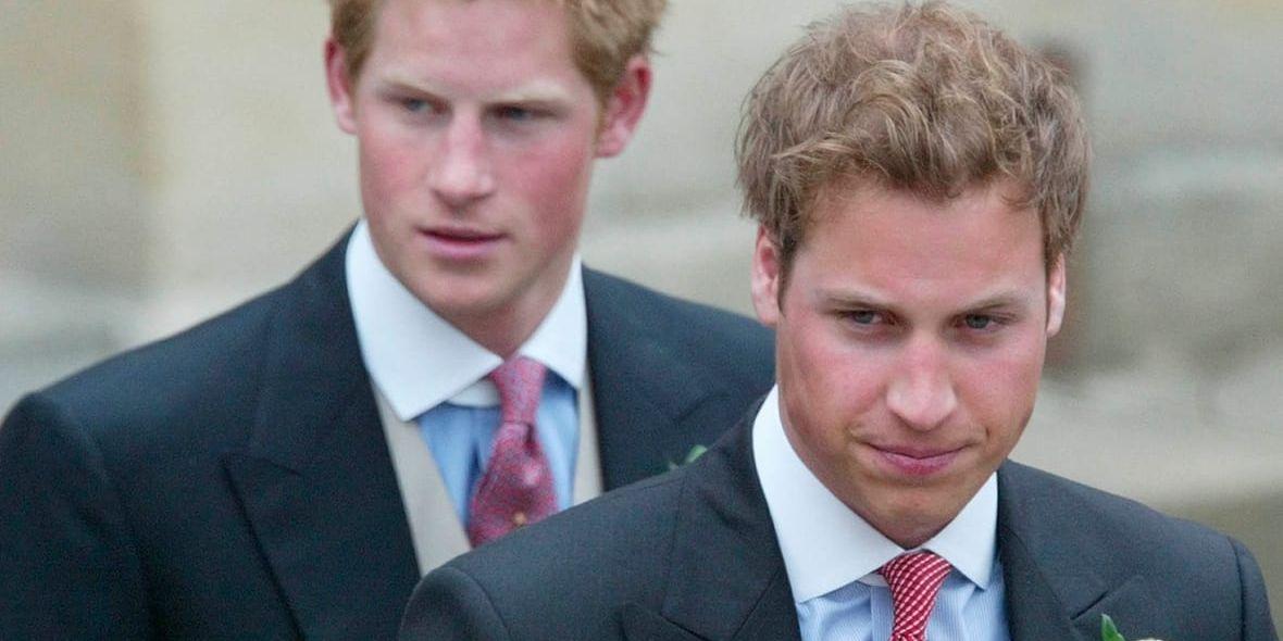 Prins William och prins Harry efter vigseln mellan Charles och Camilla,. Prins Harry ska ha bett sin far att inte gifta sig med Camilla.
