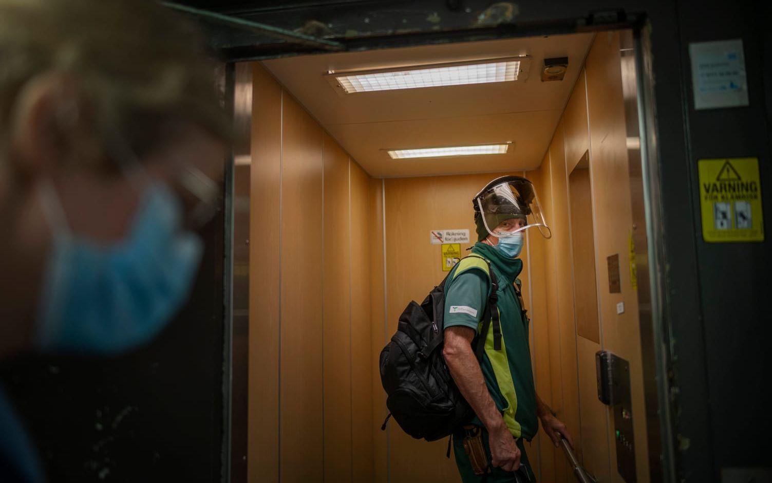 Christer Axelsson, ambulanssjuksköterska, i hissen på väg till en patient.