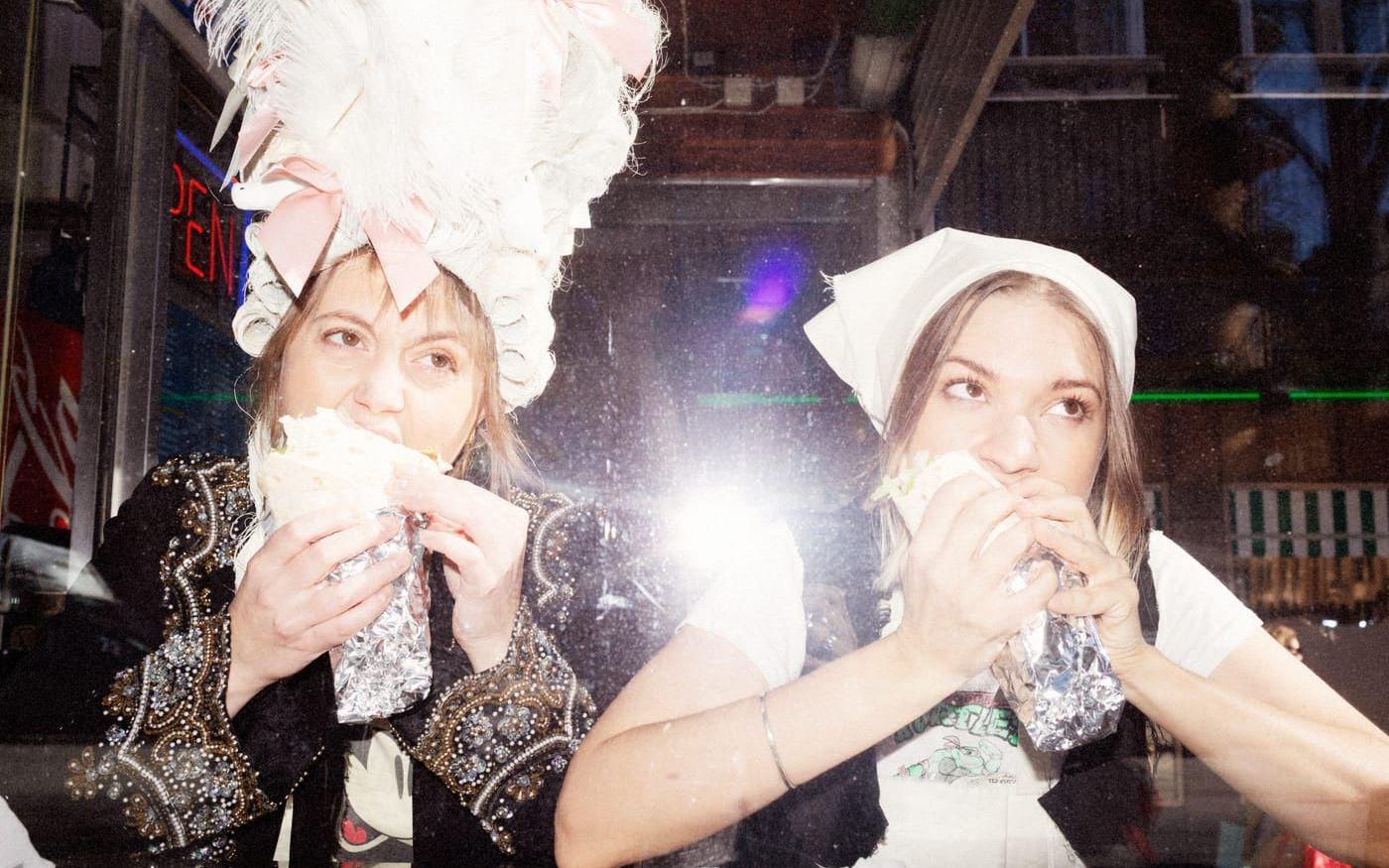 Tove Styrke (till höger) och Sanna Sikborn Erixon startar det nya proggbandet Året Var. Pressbild. 