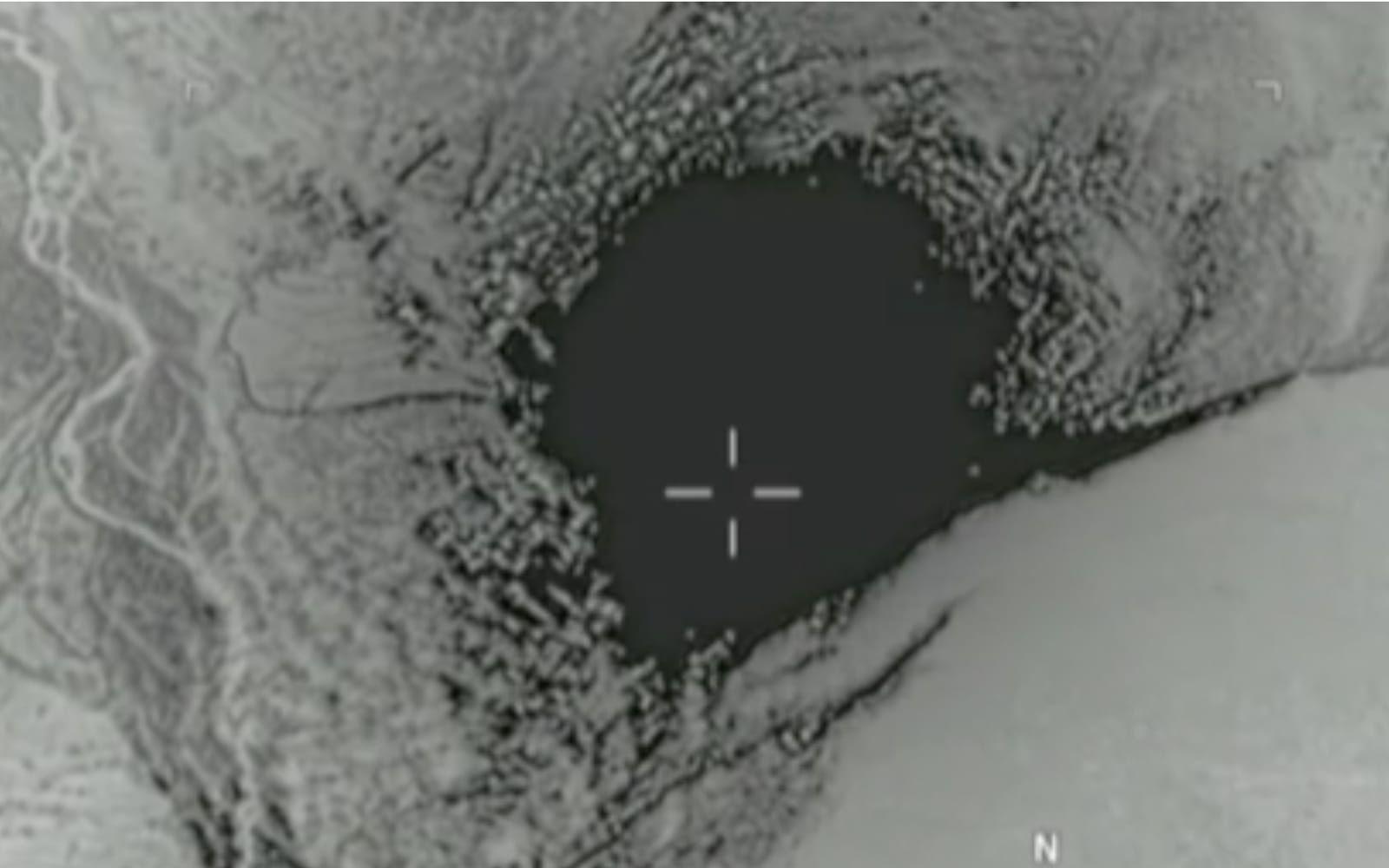 Kort efter att bomben landade över IS tunnelsystem steg ett stork svart rökmoln från marken. FOTO: Pentagon
