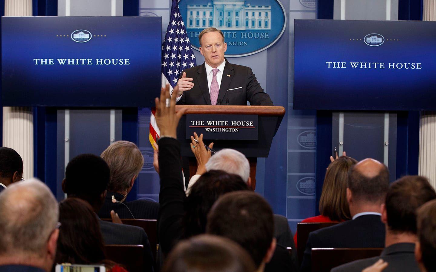 På en presskonferens efter attacken bekräftade Vita husets presstalesperson Sean Spicer användandet av bomben. Bild: TT