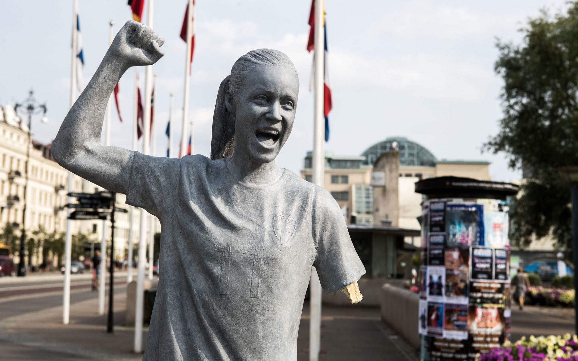 Sedan en tid tillbaka har Caroline Segers staty varit placerad i Helsingborg, där den nu vandaliserats. 