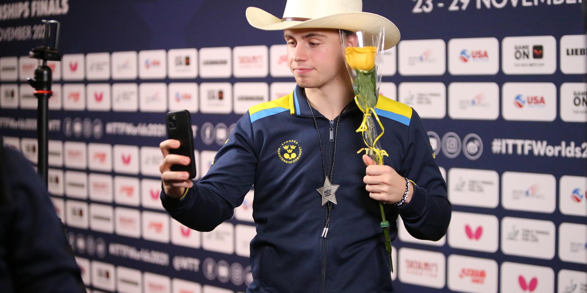 Truls Möregårdh poserar med silvermedaljen efter att ha förlorat VM-finalen i bordtennis mot världsettan Fan Zhendong.