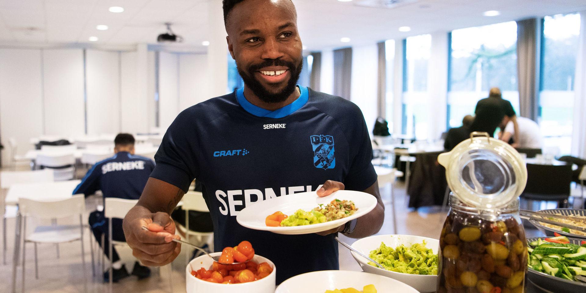Nzuzi Toko äter lunch efter en träning med IFK Göteborg.