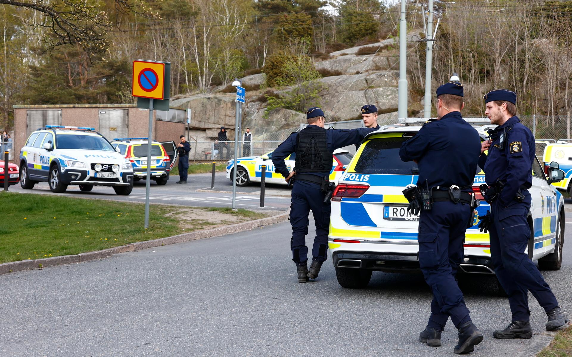 Flera patruller ryckte ut till Briljantgatan med anledning av ett misstänkt vapenbrott.
