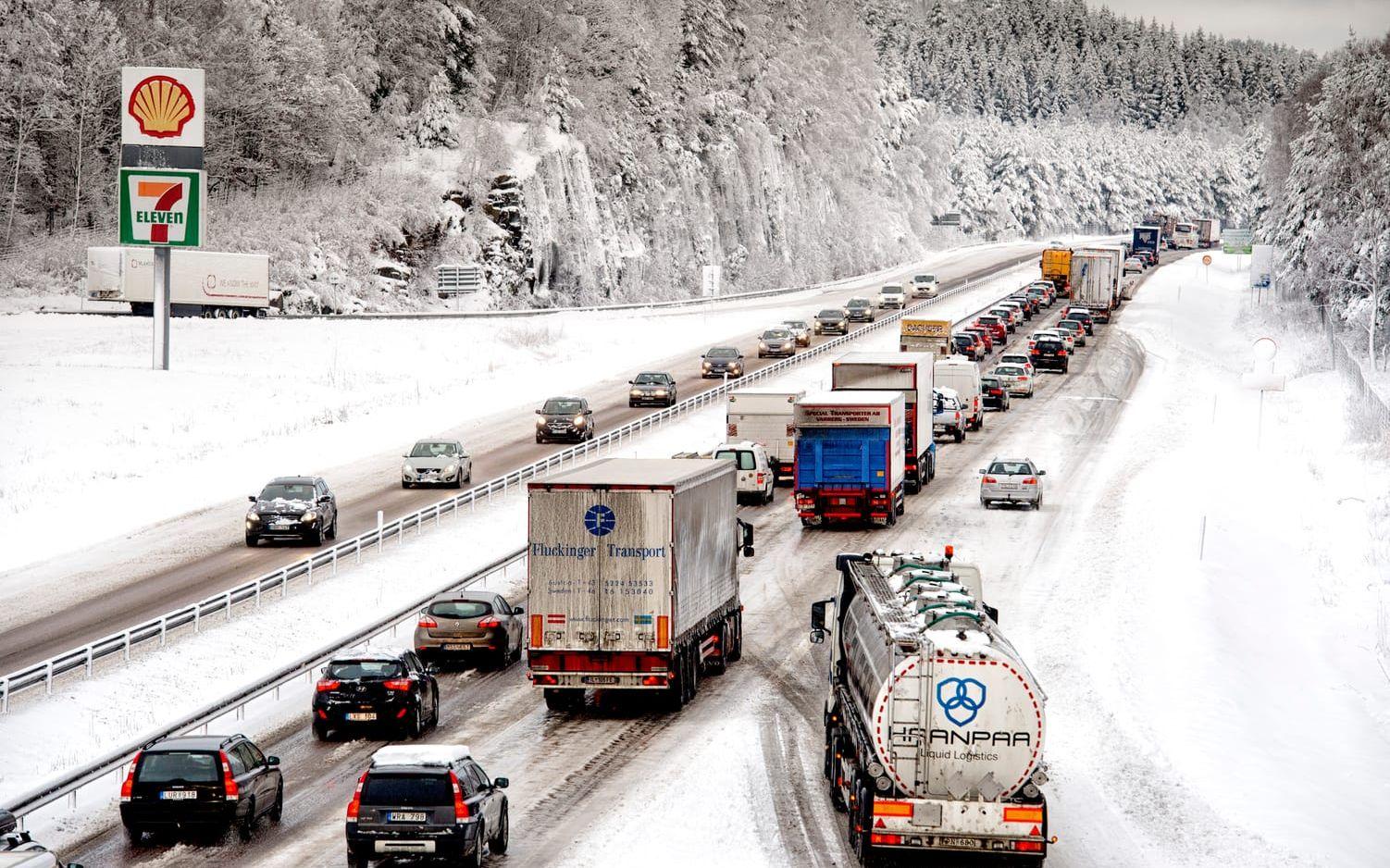 Kommer det mycket snö kommer Trafikverket först att ploga de vägar som har mest trafik. De rekommenderar därför att man främst håller sig till vägar som E6, E45 och E20. Men att man anpassar körningen efter väglaget. Arkivbild.