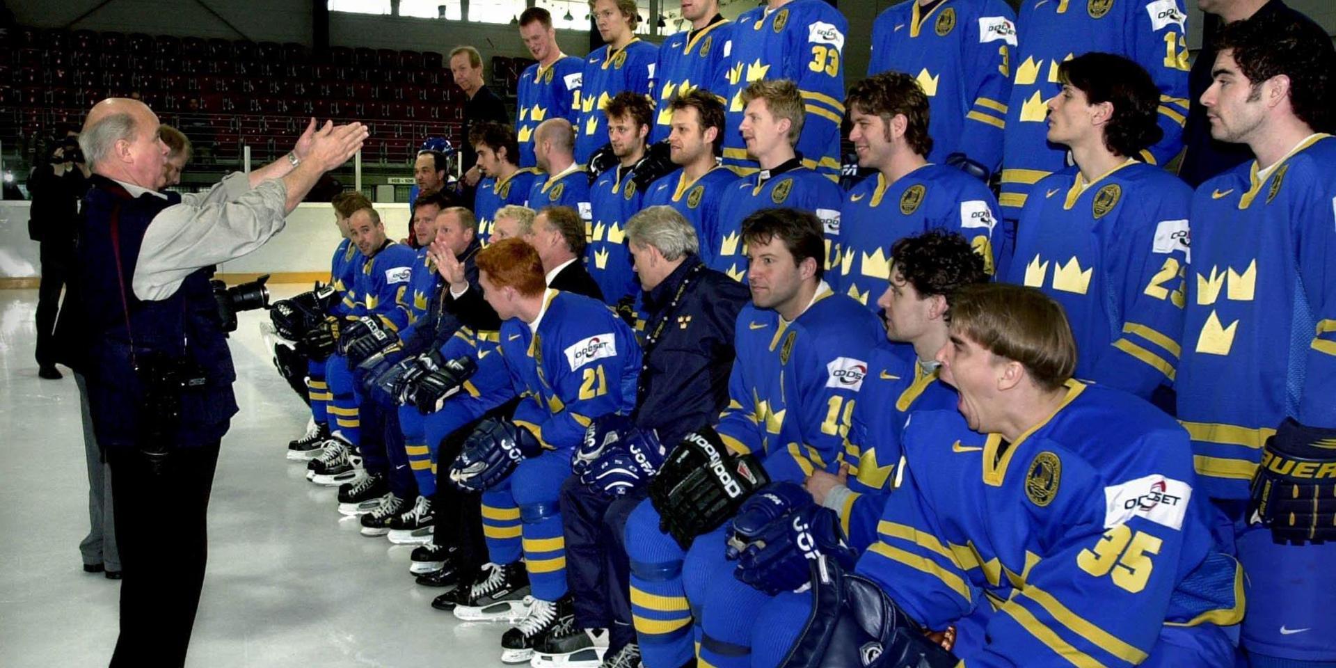 Fotograf Jan Düsing försöker få ordning i den svenska truppen vid VM i ishockey 2001.