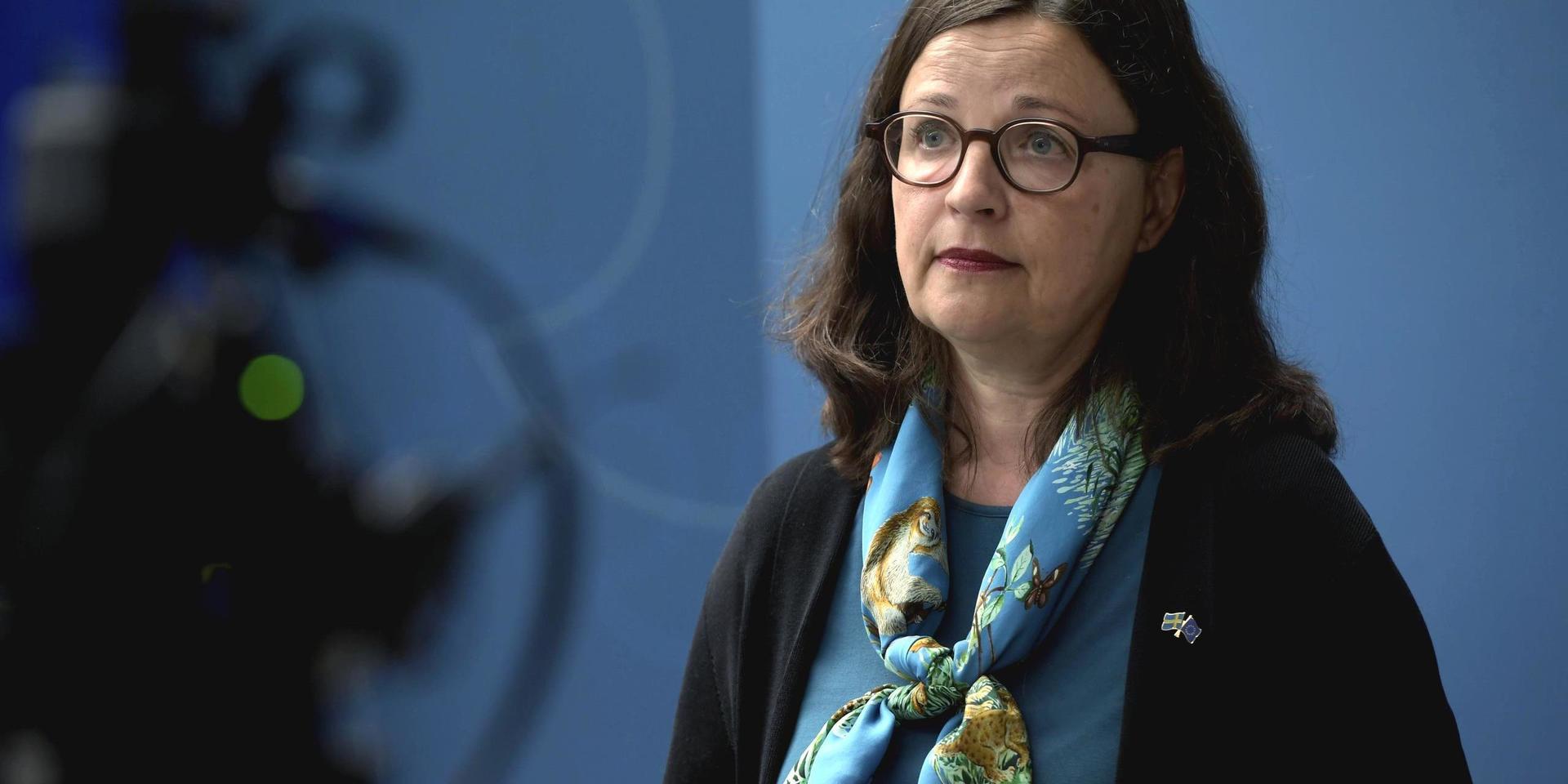 Utbildningsminister Anna Ekström reagerar starkt över Jensens införande av klädkod för sina elever.