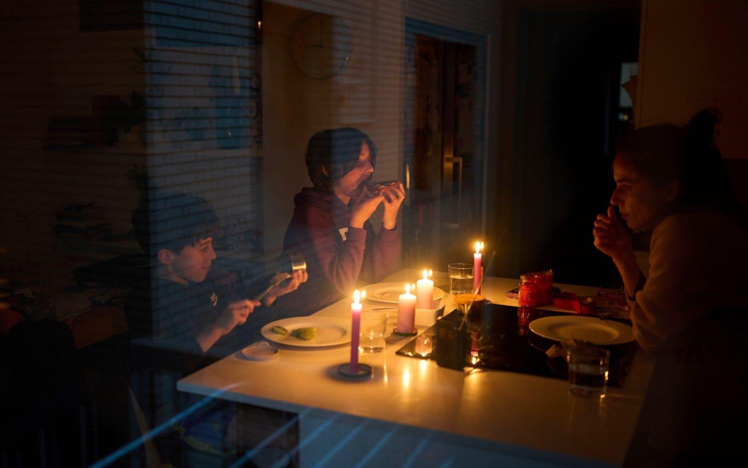 En familj med stearinljus på matbordet i Barcelona. Bilden togs under strömavbrottet den 28 april förra året.