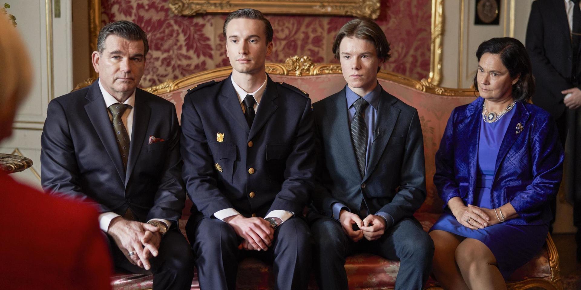 Kungafamiljen i Netflix fiktiva 'Young royals' kontrollerar den unge prinsen Wilhelm hårt. Pressbild.
