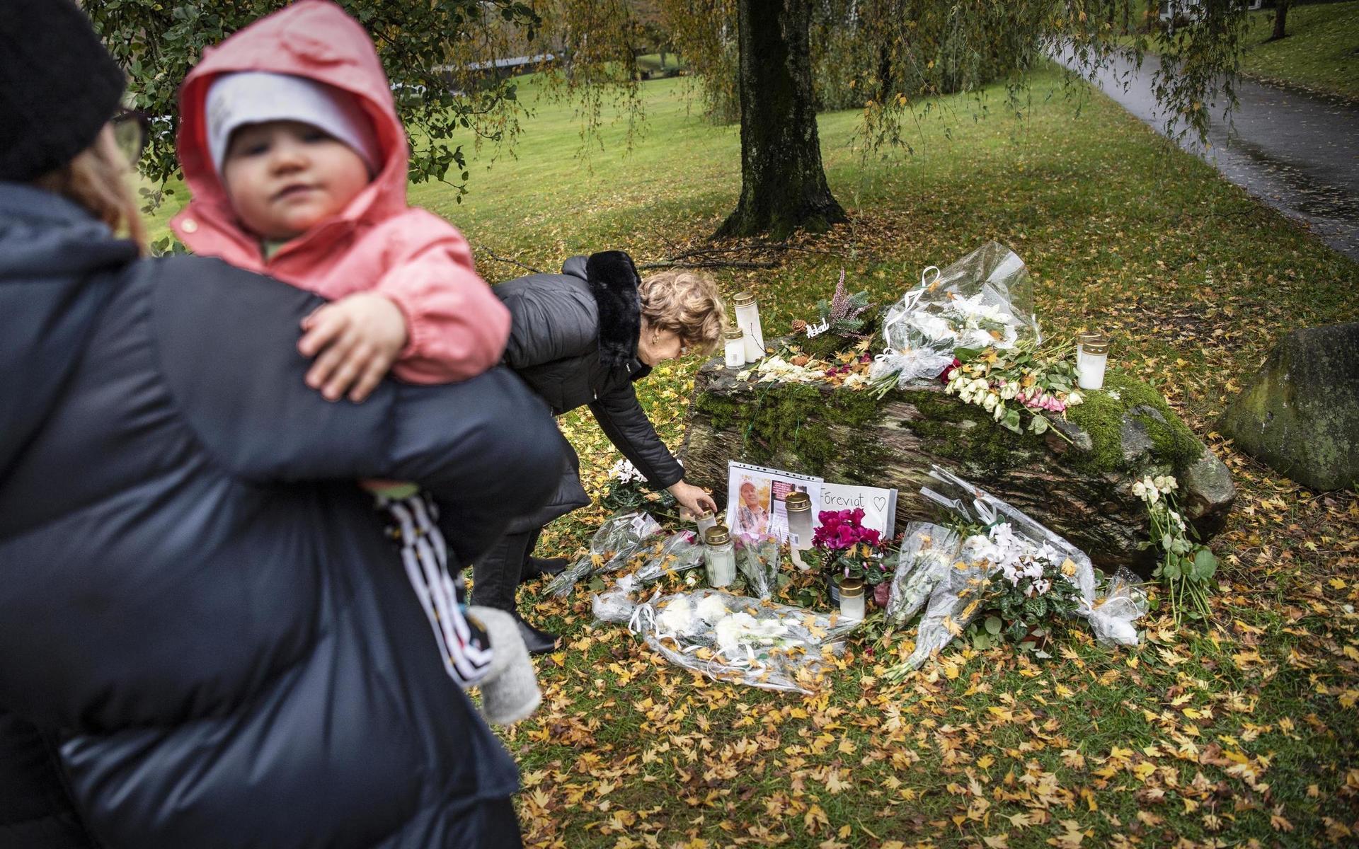 Ognjen Kostadinovic blev knivmördad utanför sitt hem. Frun Jelena, dottern Anastasija, mamma Vera Kostadinovic och systern Olivera Dimitrijevic tänder ljus vid hans minnesplats på Friedländersgatan.