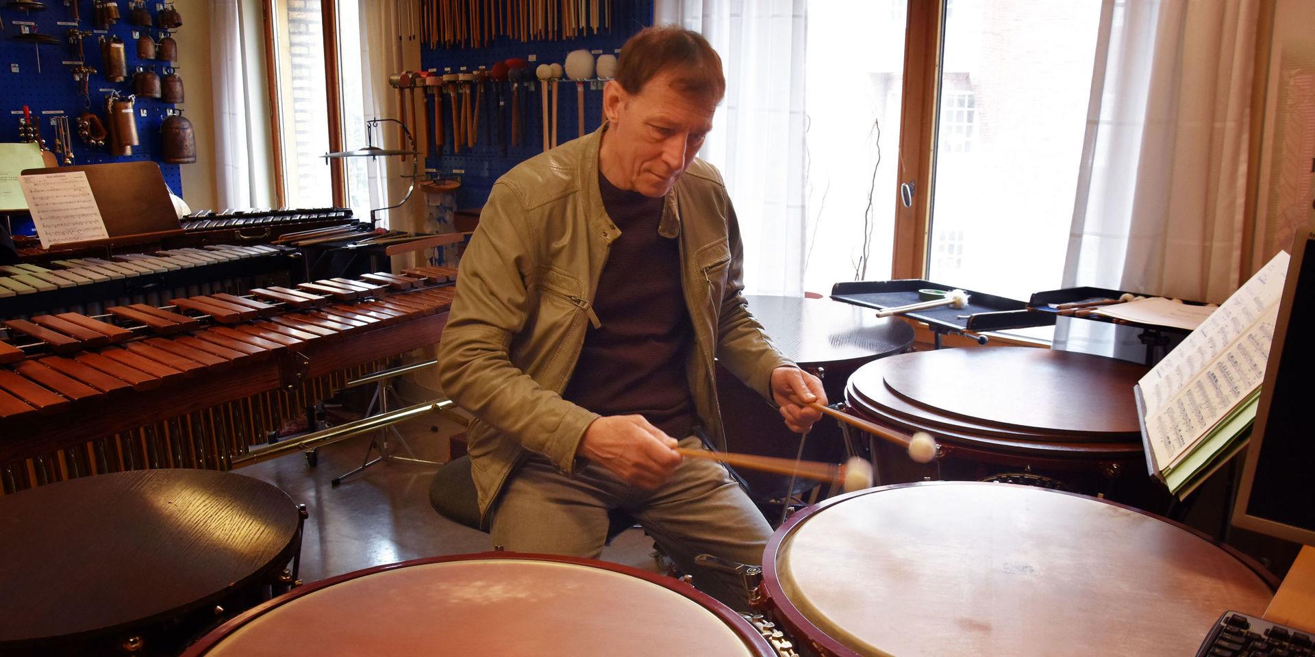 Roger Carlsson är ansvarig för slagverkssektionen hos Göteborgssymfonikerna. Han är nyss hemkommen från ett uppdrag i Venezuela. Och i februari bär det av på turné till Japan. 