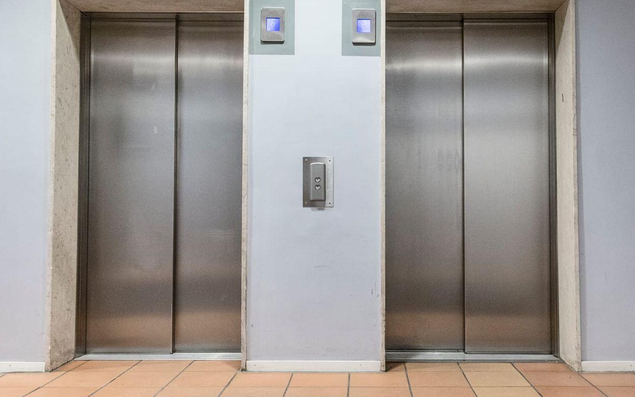 Att undvika att åka hiss om man är rädd för just det, är ingen lösning. För att komma tillrätta med sin fobi måste man utsättas för den.