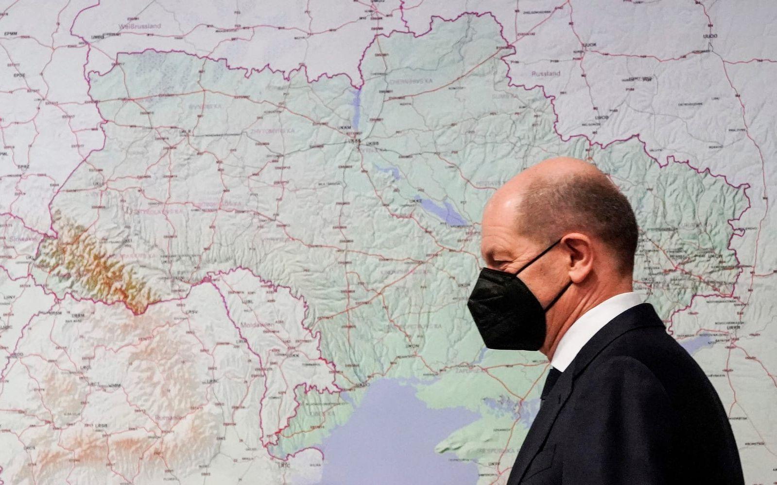 Tysklands nya förbundskansler Olaf Scholz framför en karta av Ukraina den 4 mars. 