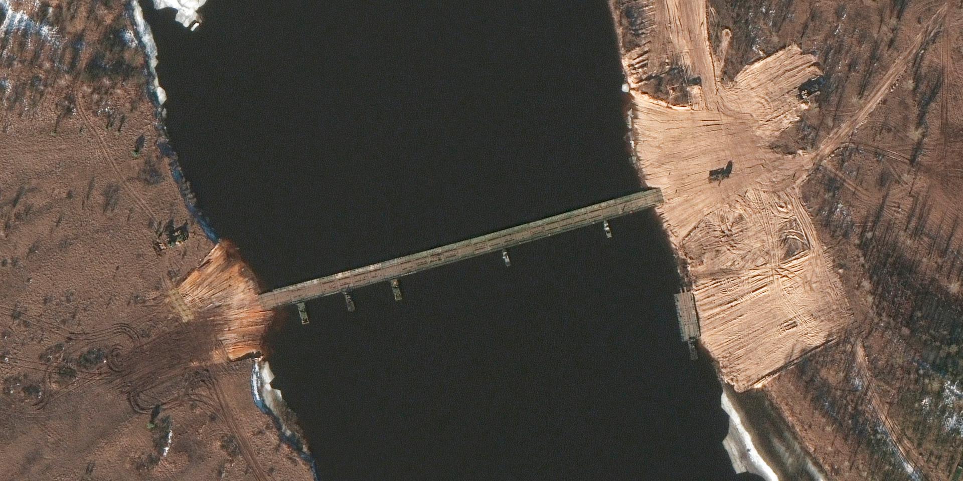 Den nyligen uppförda bron bedöms vara cirka 170-180 meter lång. En pontonbro av detta slag är gjord för att bära uppemot 60 ton, och kan sättas upp på mycket kort tid. 