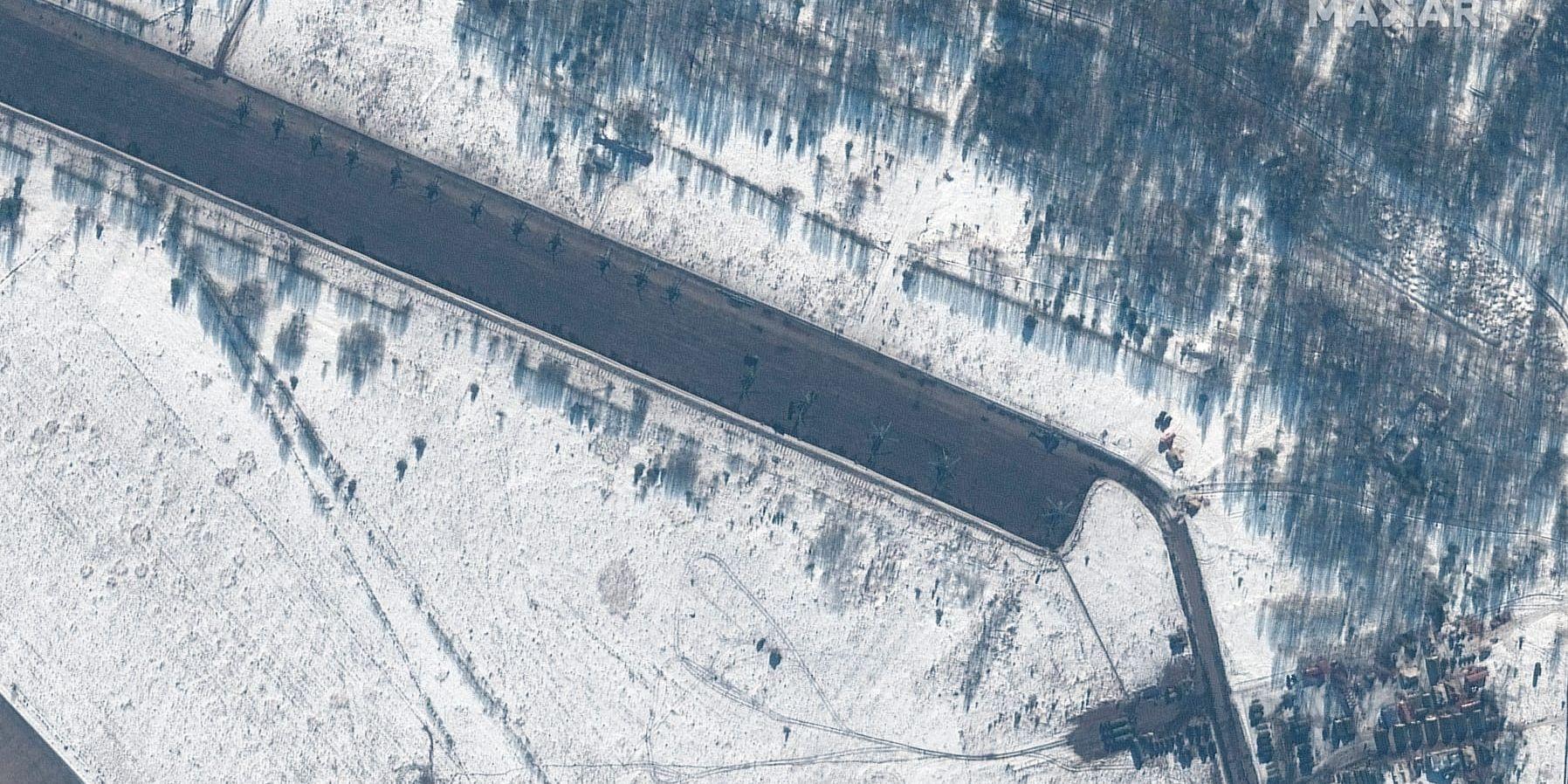 Satellitbilder från i tisdags visade även attackhelikoptrar som placerats ut på ett flygfält i Zyabrovka i sydöstra Belarus.
